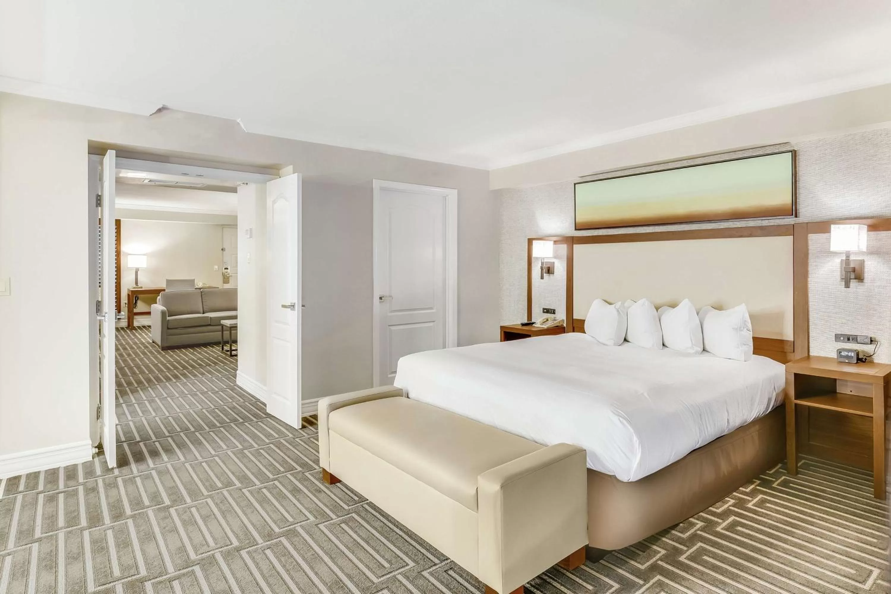 Living room, Bed in Hilton Phoenix Tapatio Cliffs Resort