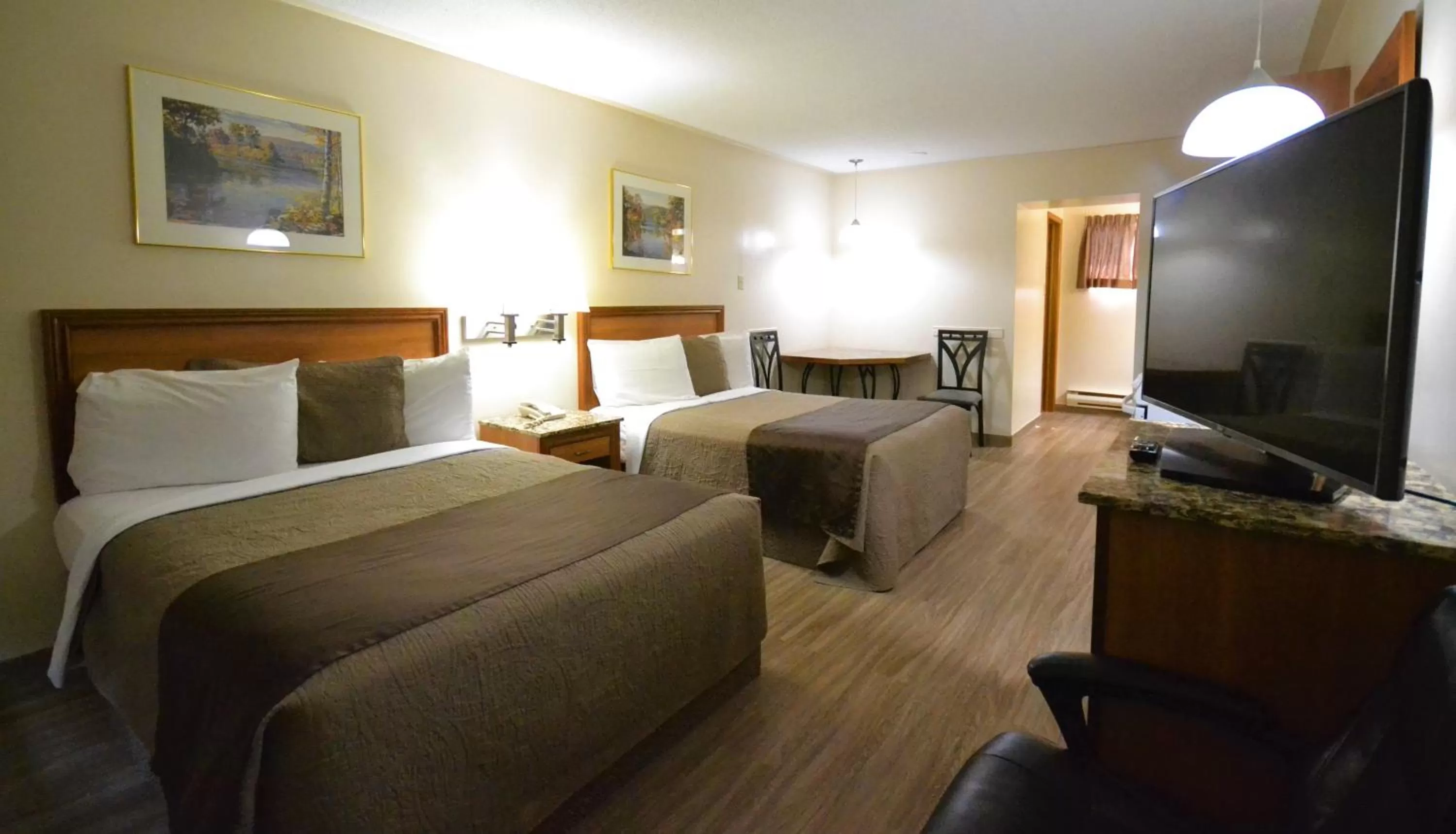 Bedroom, Bed in Newmarket Inn