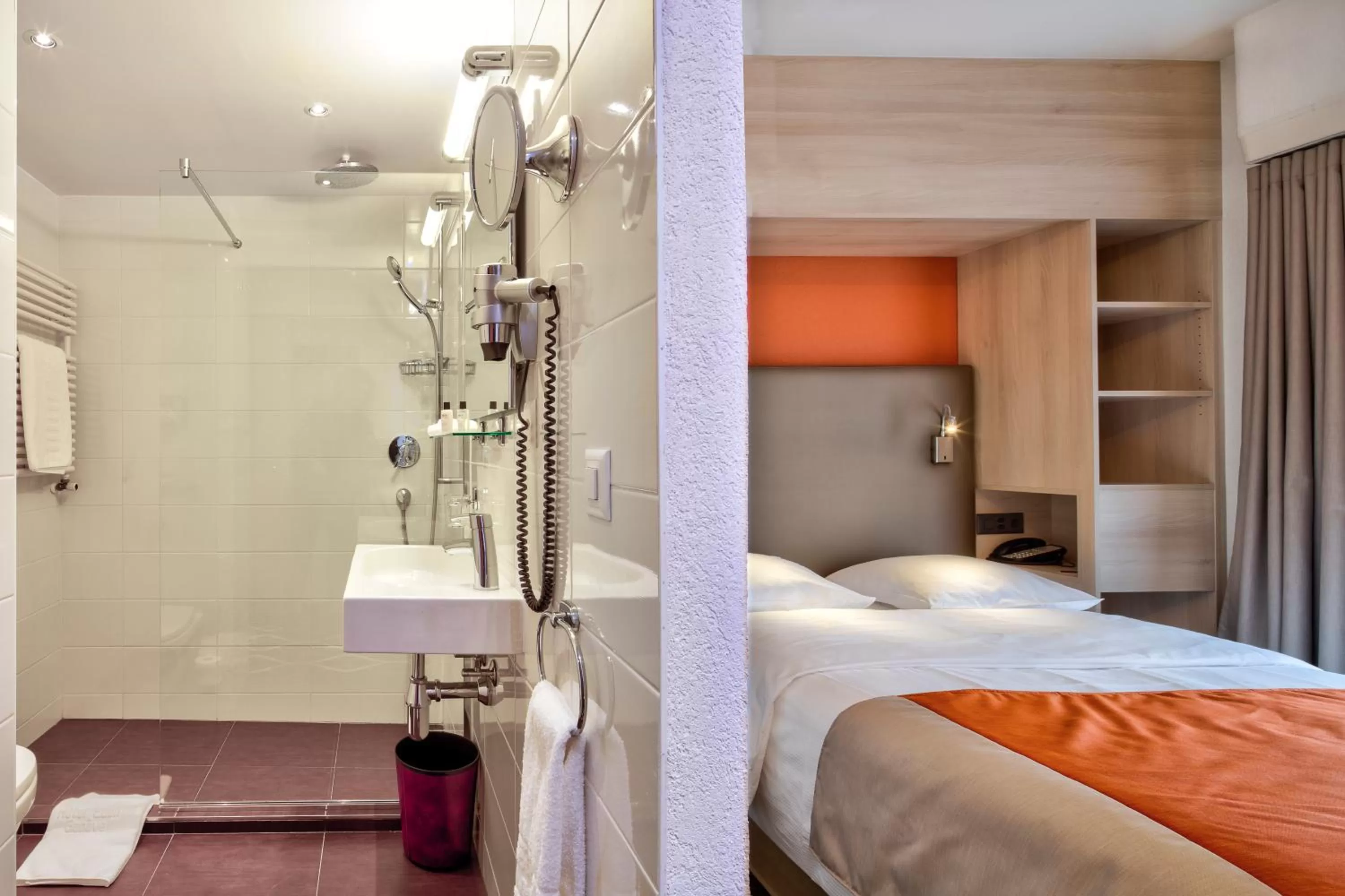 Shower, Bed in Hotel Eden