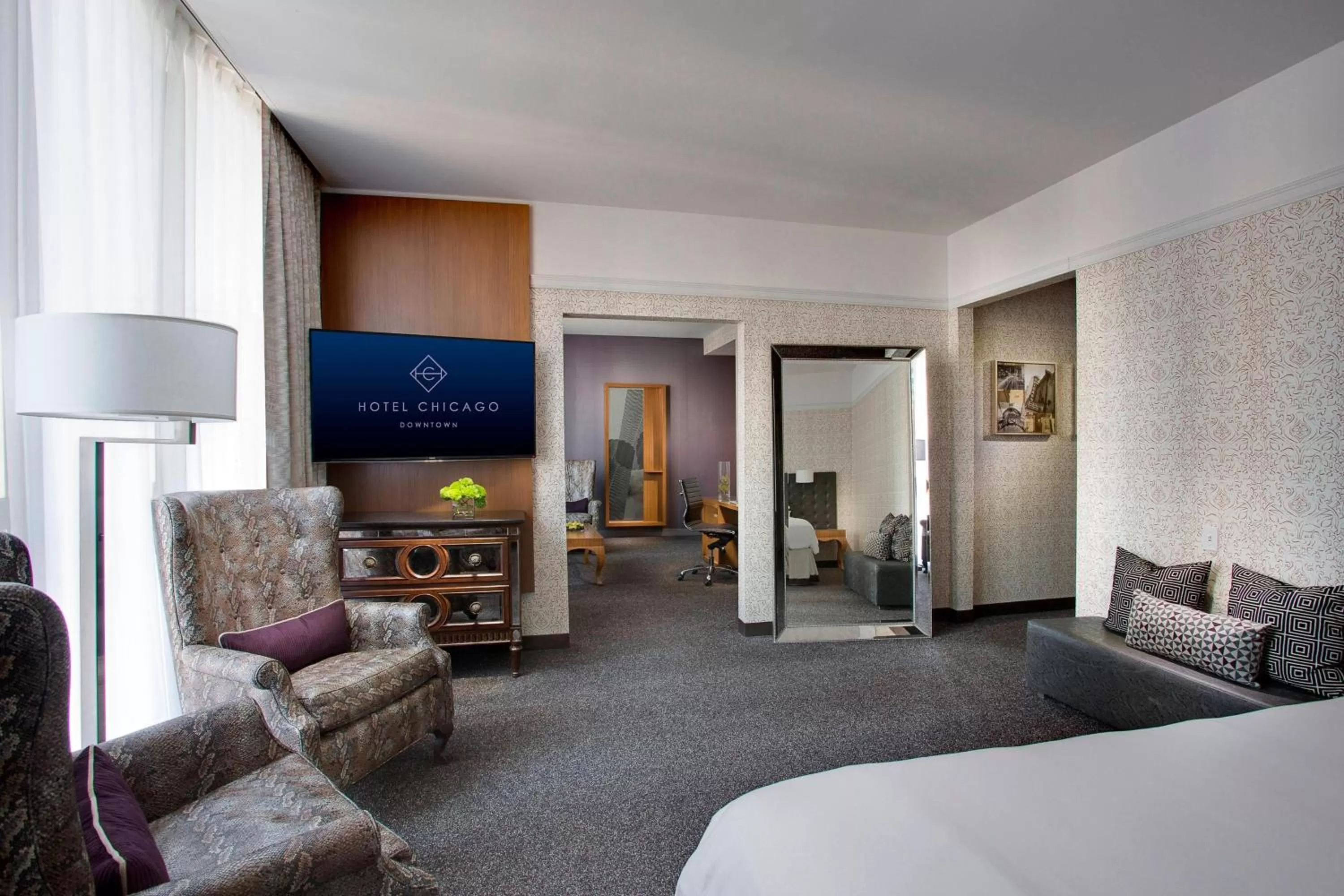 Living room, Bed in Hotel Chicago Downtown, Autograph Collection
