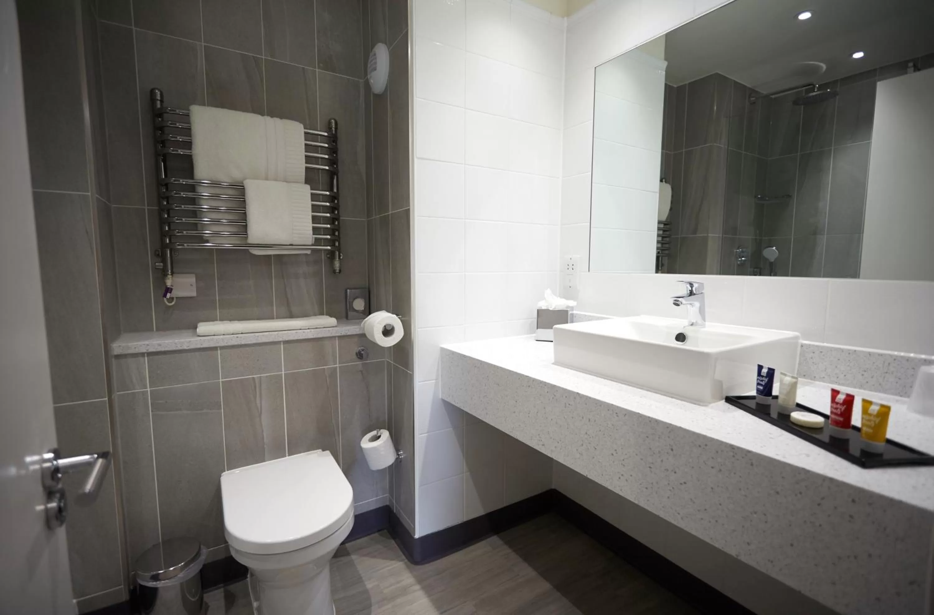 Bathroom in Wychwood Park Hotel and Golf Club