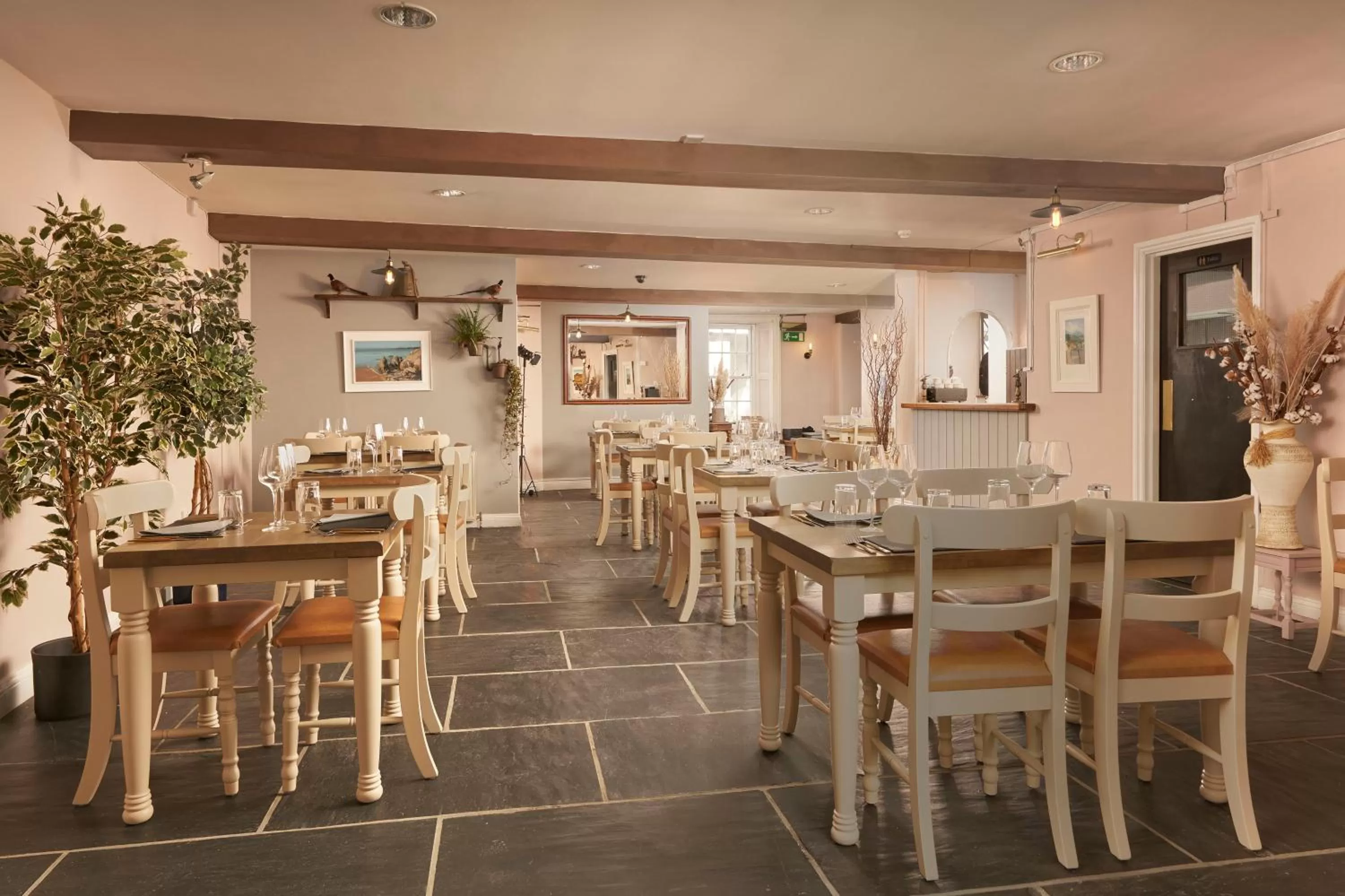 Lounge or bar, Restaurant/Places to Eat in The White Hart Hotel