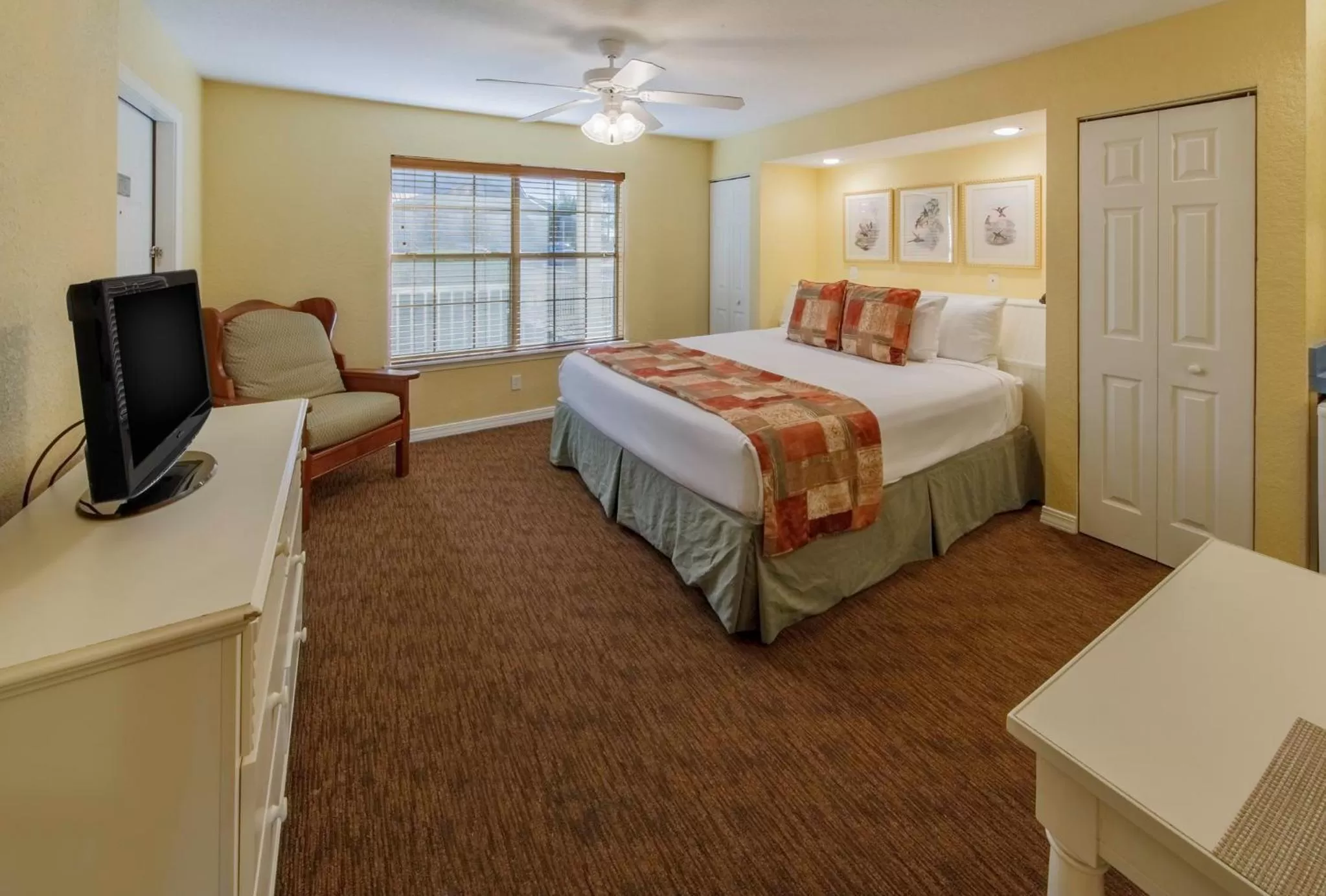 Photo of the whole room, Bed in Holiday Inn Club Vacations Piney Shores Resort at Lake Conroe
