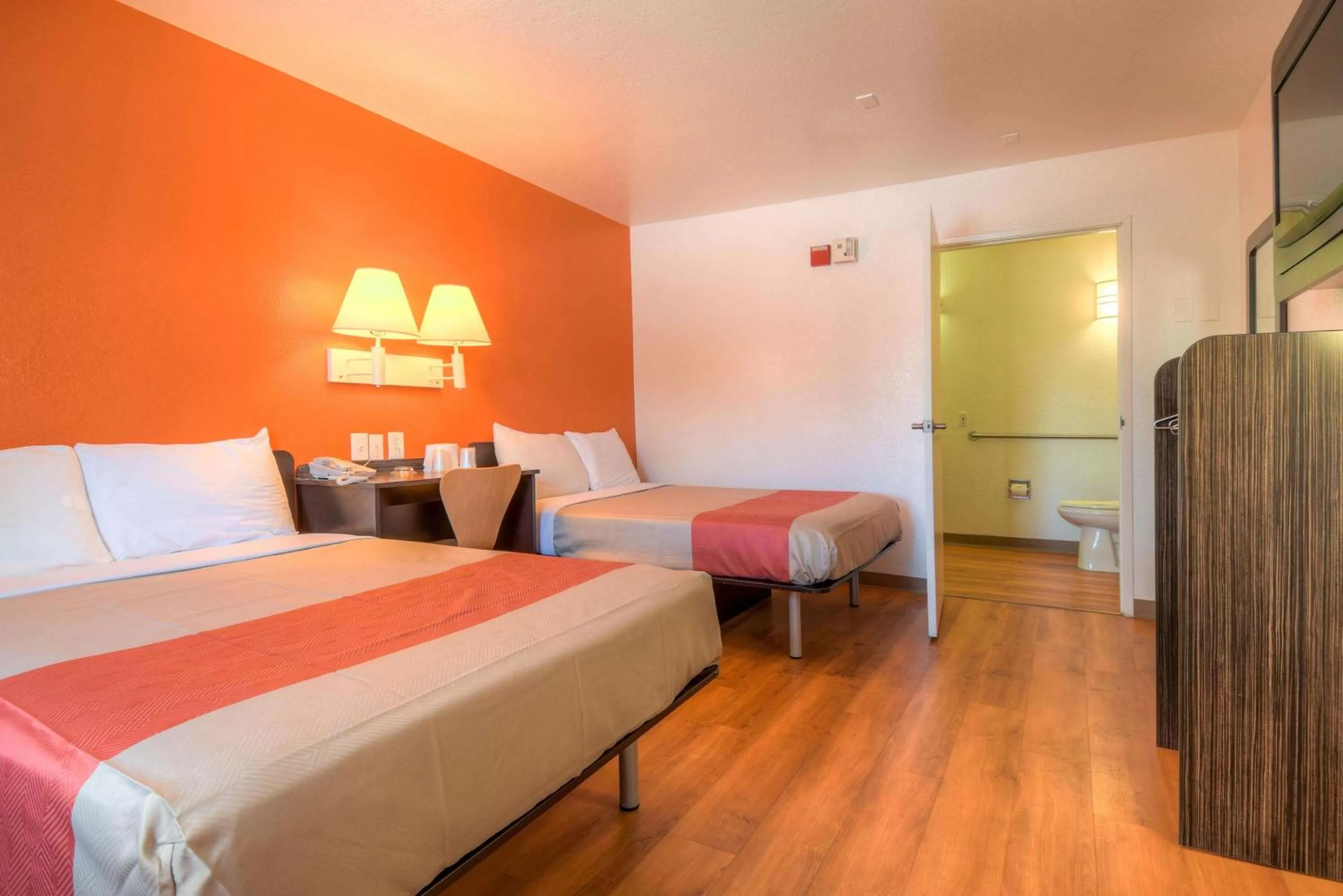 TV and multimedia, Bed in Motel 6-Chula Vista, CA - San Diego