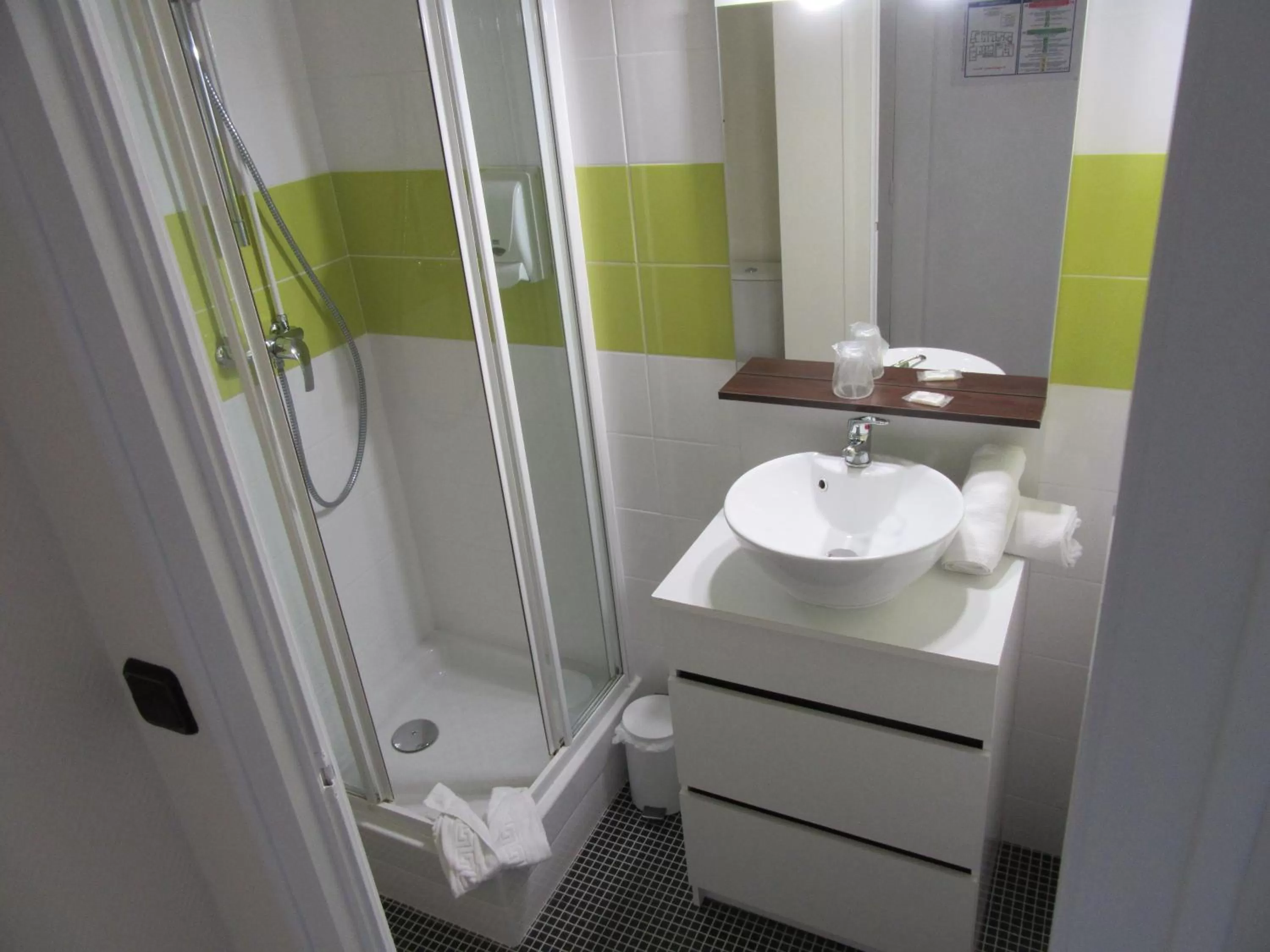 Bathroom in Hotel de France