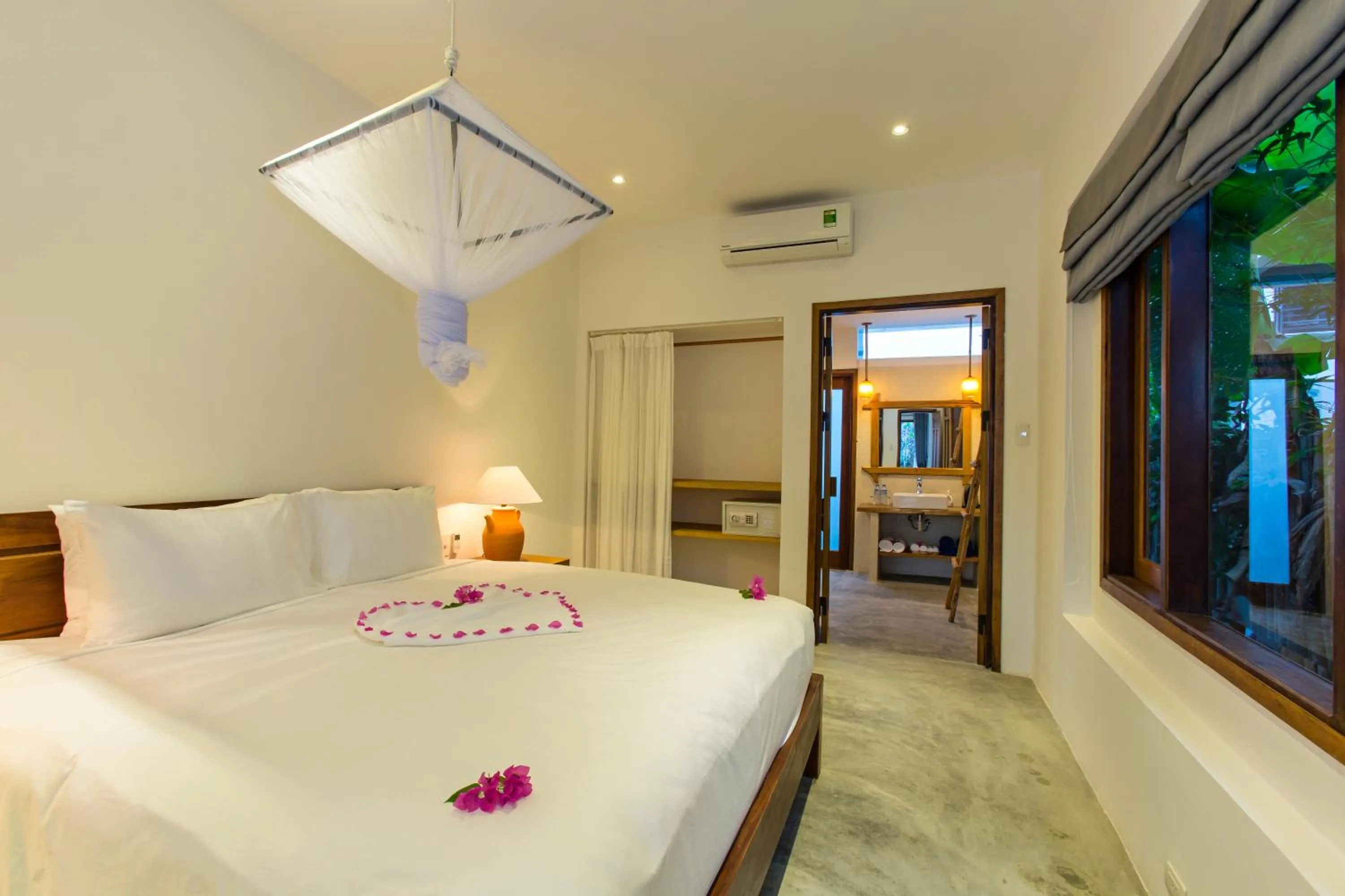 Bedroom, Bed in Vina Beach Pool Villas