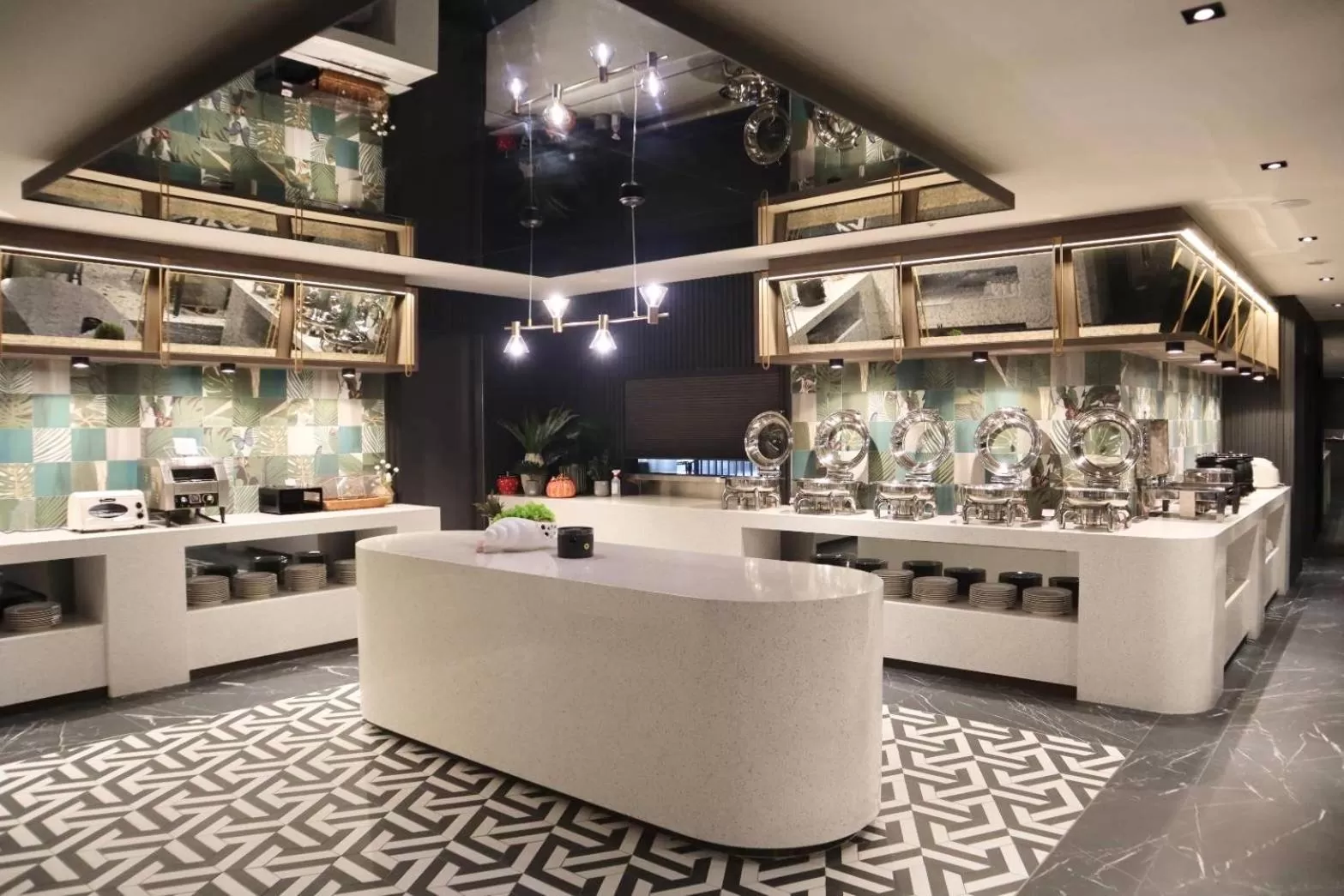 Restaurant/places to eat in Tenz Go Hotel