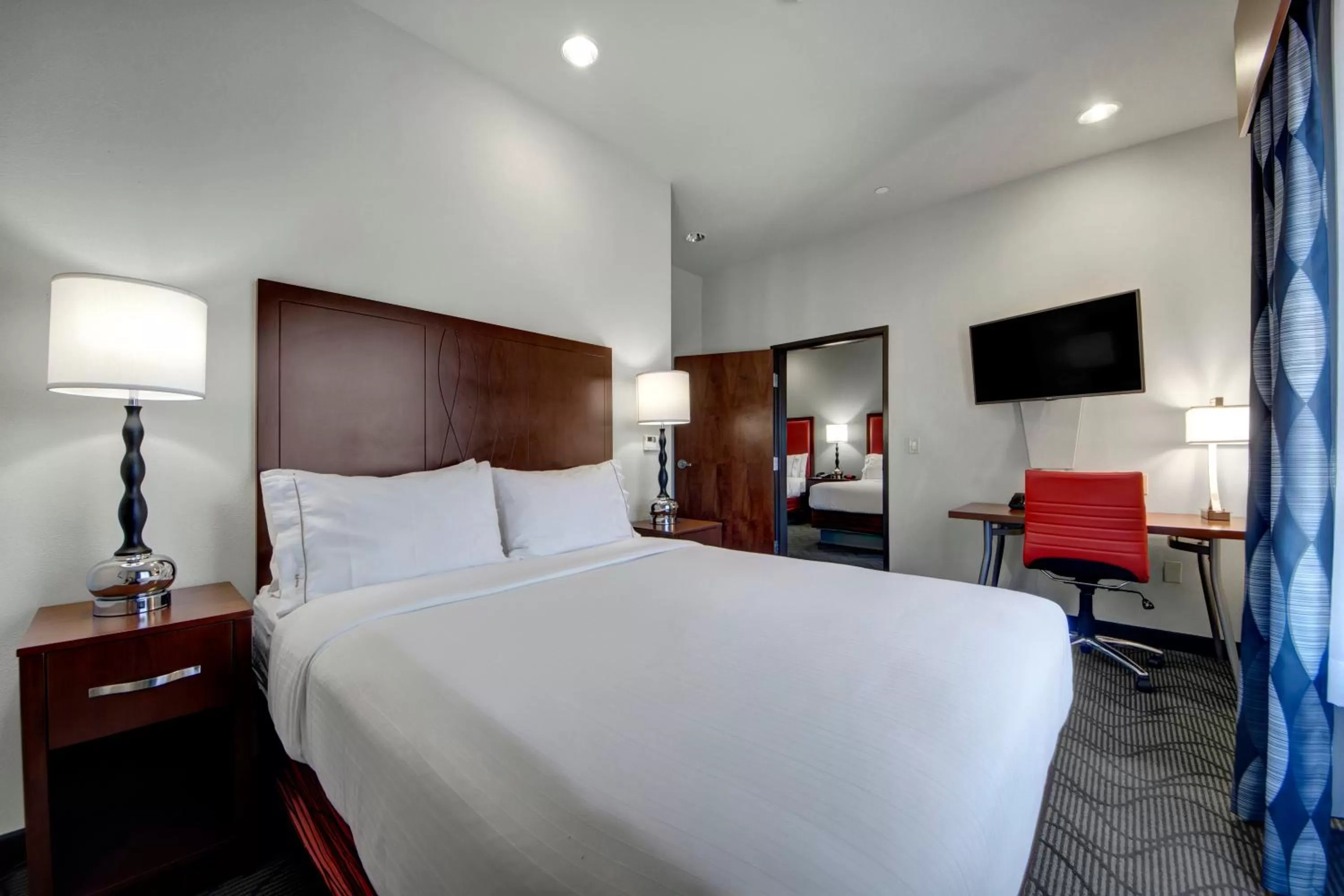 Photo of the whole room, Bed in Holiday Inn Express and Suites Oklahoma City North by IHG
