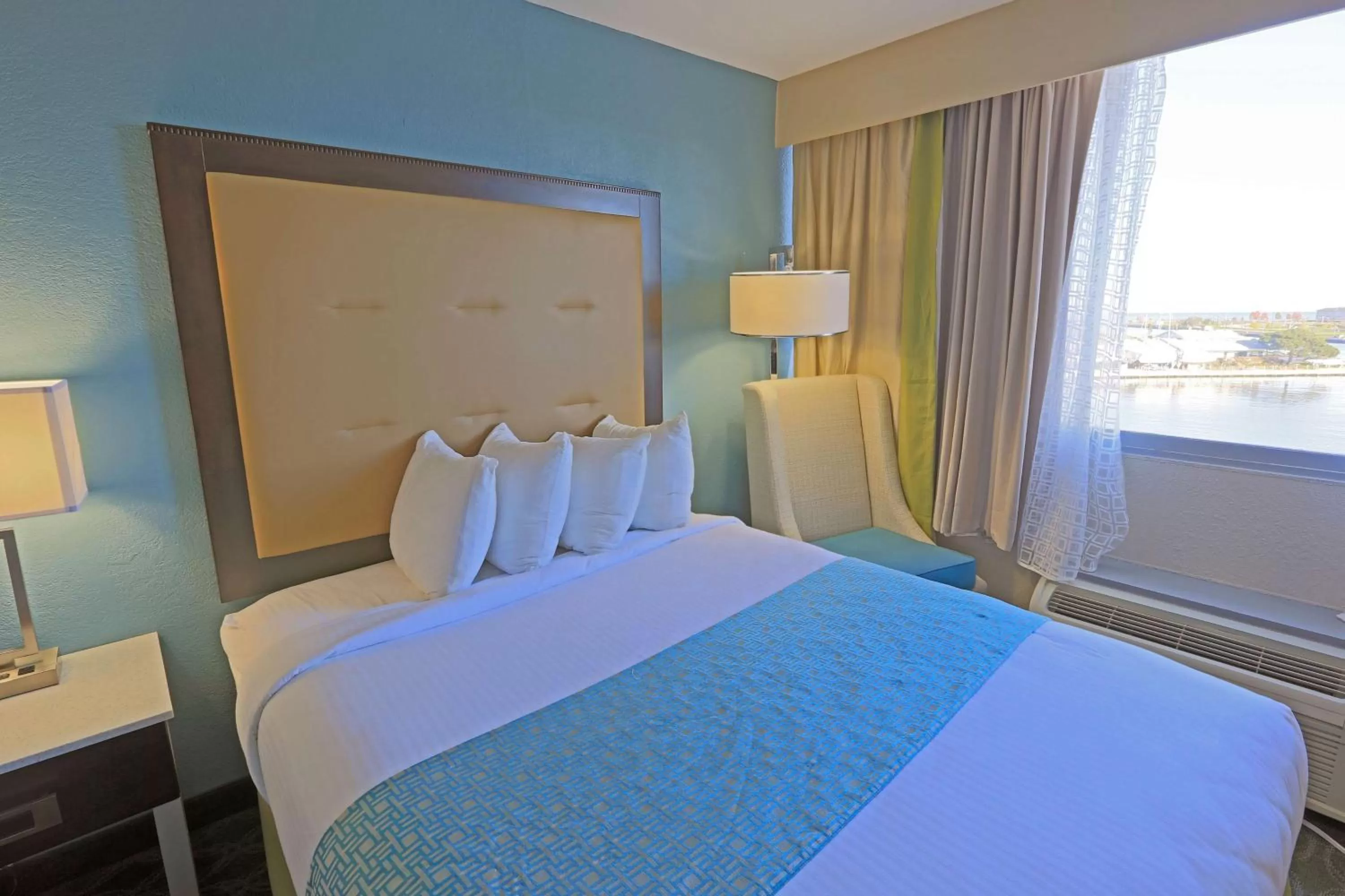 Photo of the whole room, Bed in Wyndham Garden Kenosha Harborside