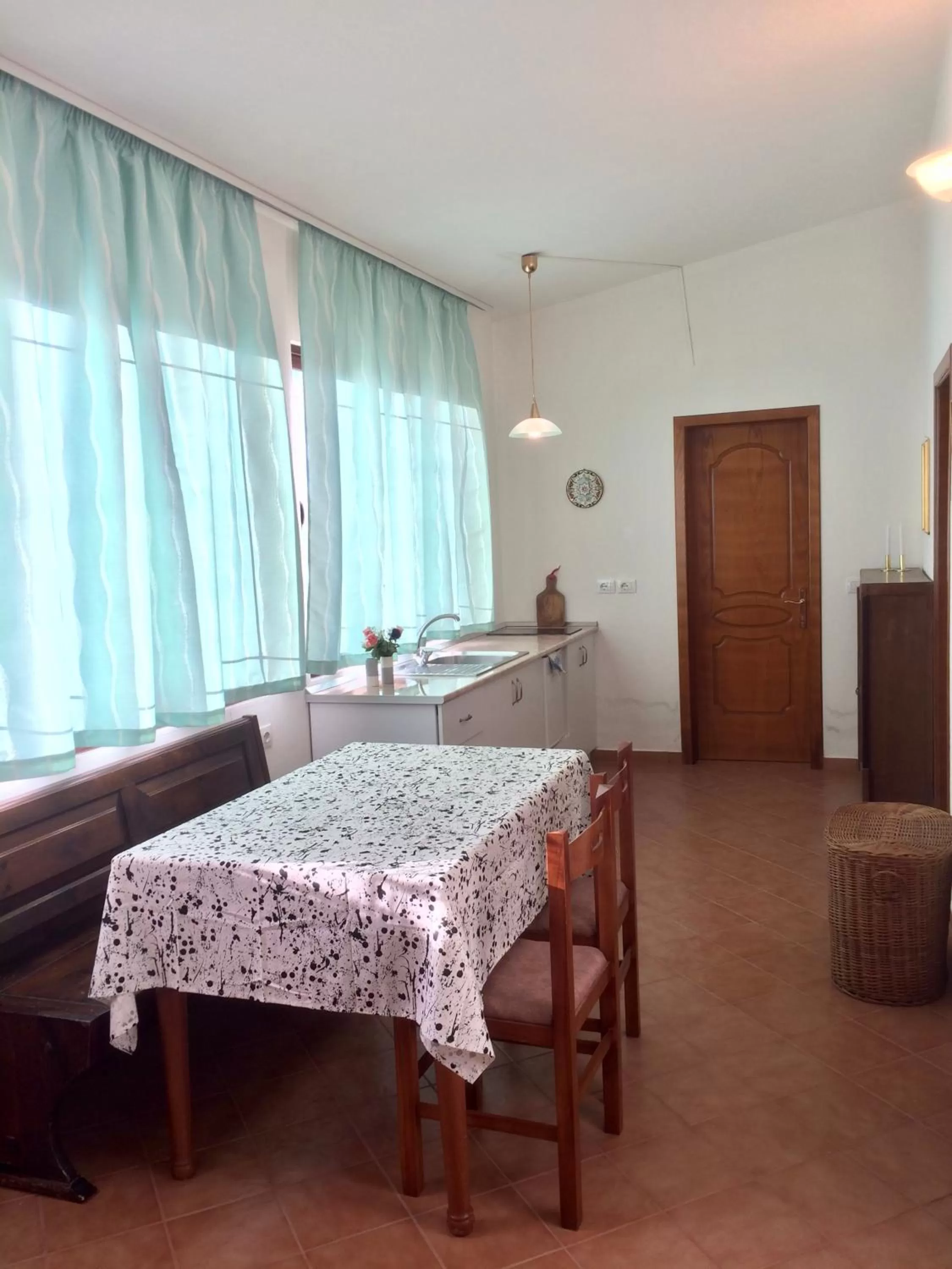 Kitchen or kitchenette, Dining Area in Guesthouse Villa Rosa Berat