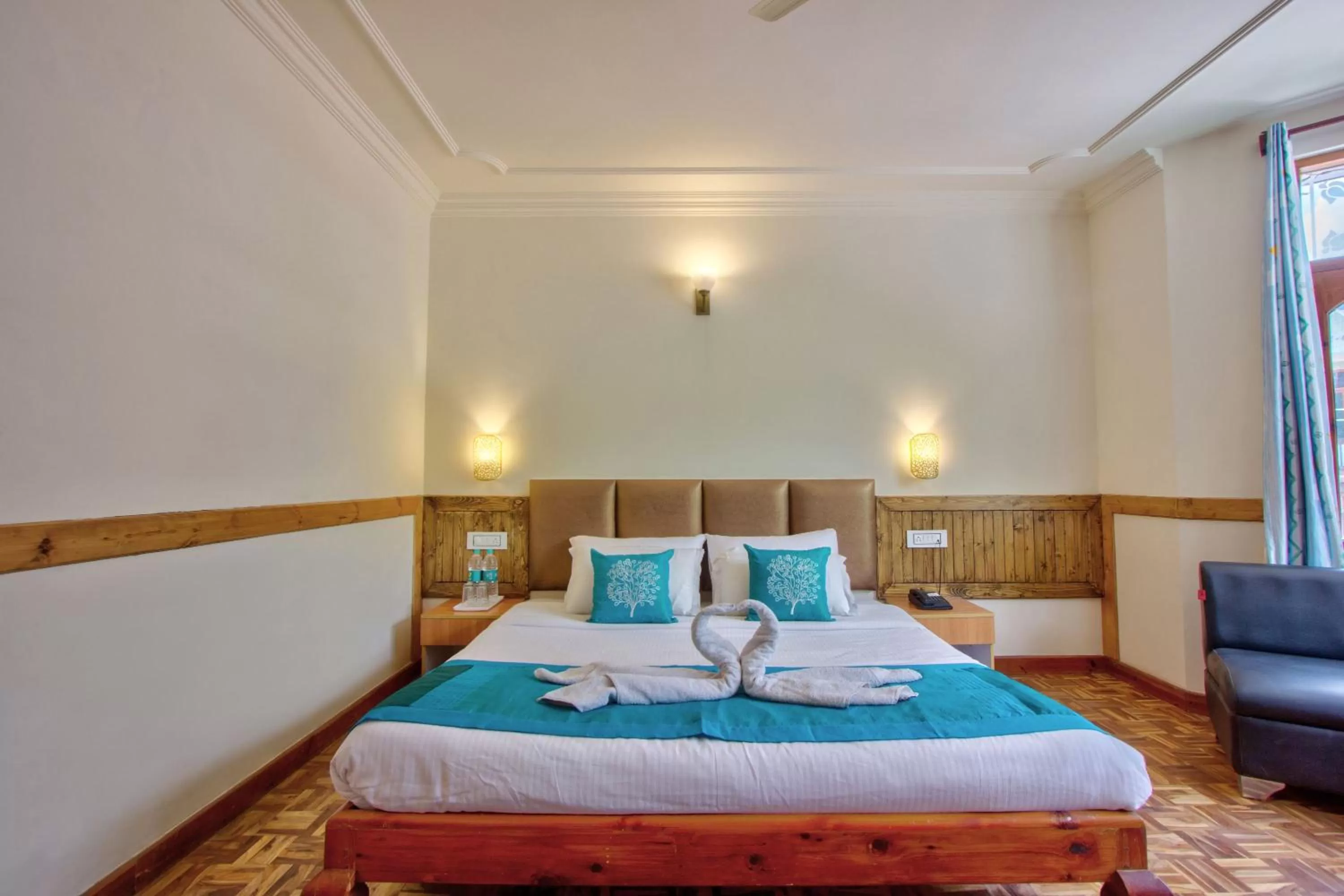 Photo of the whole room, Bed in Woodstock Inn Manali 800 Mtrs from Mall Road