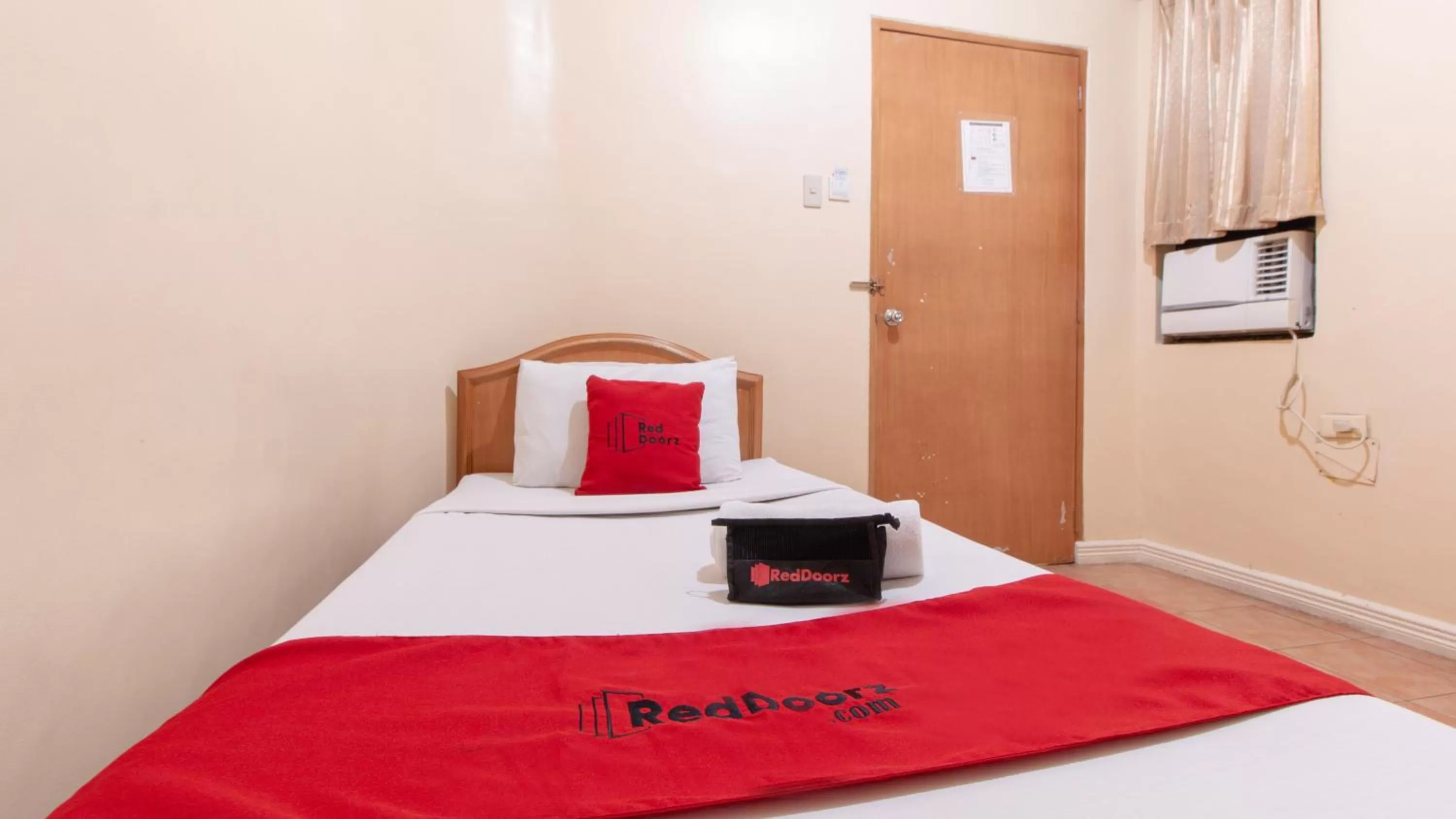 Photo of the whole room, Bed in RedDoorz @ Downtown Tacloban