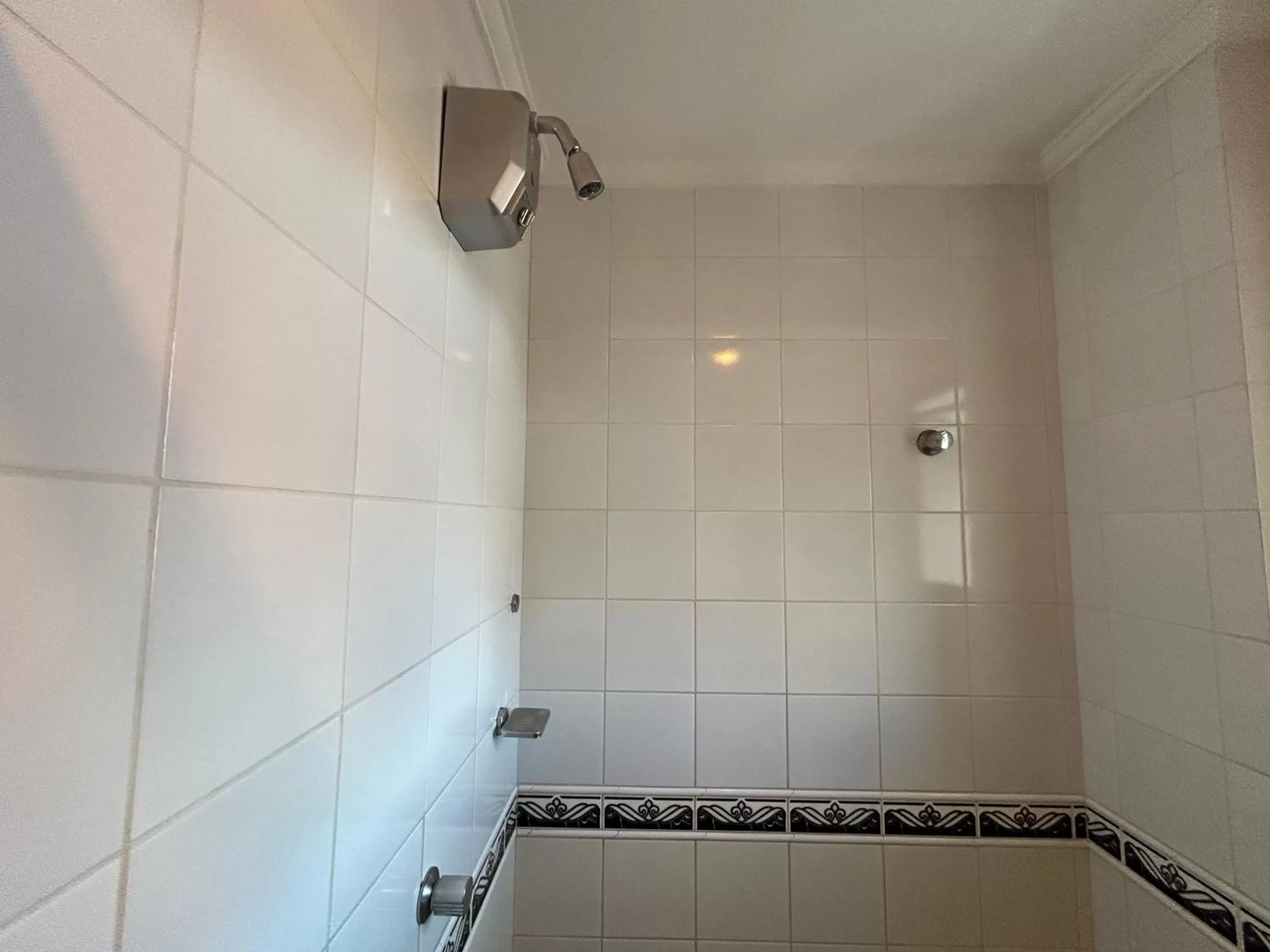 Shower, Bathroom in Golfinhos Apart Hotel