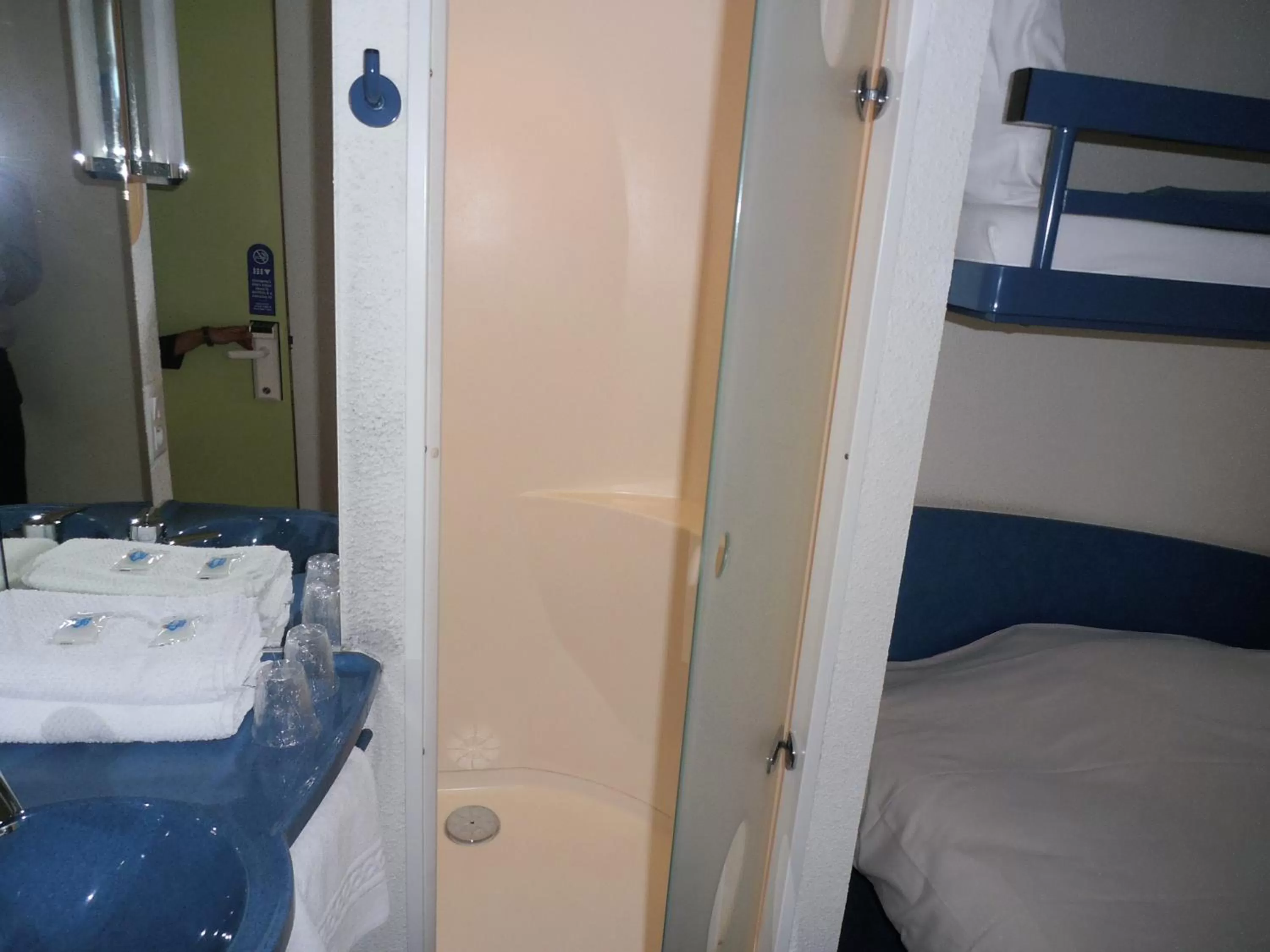 Bathroom, Bed in ibis budget Meung sur Loire