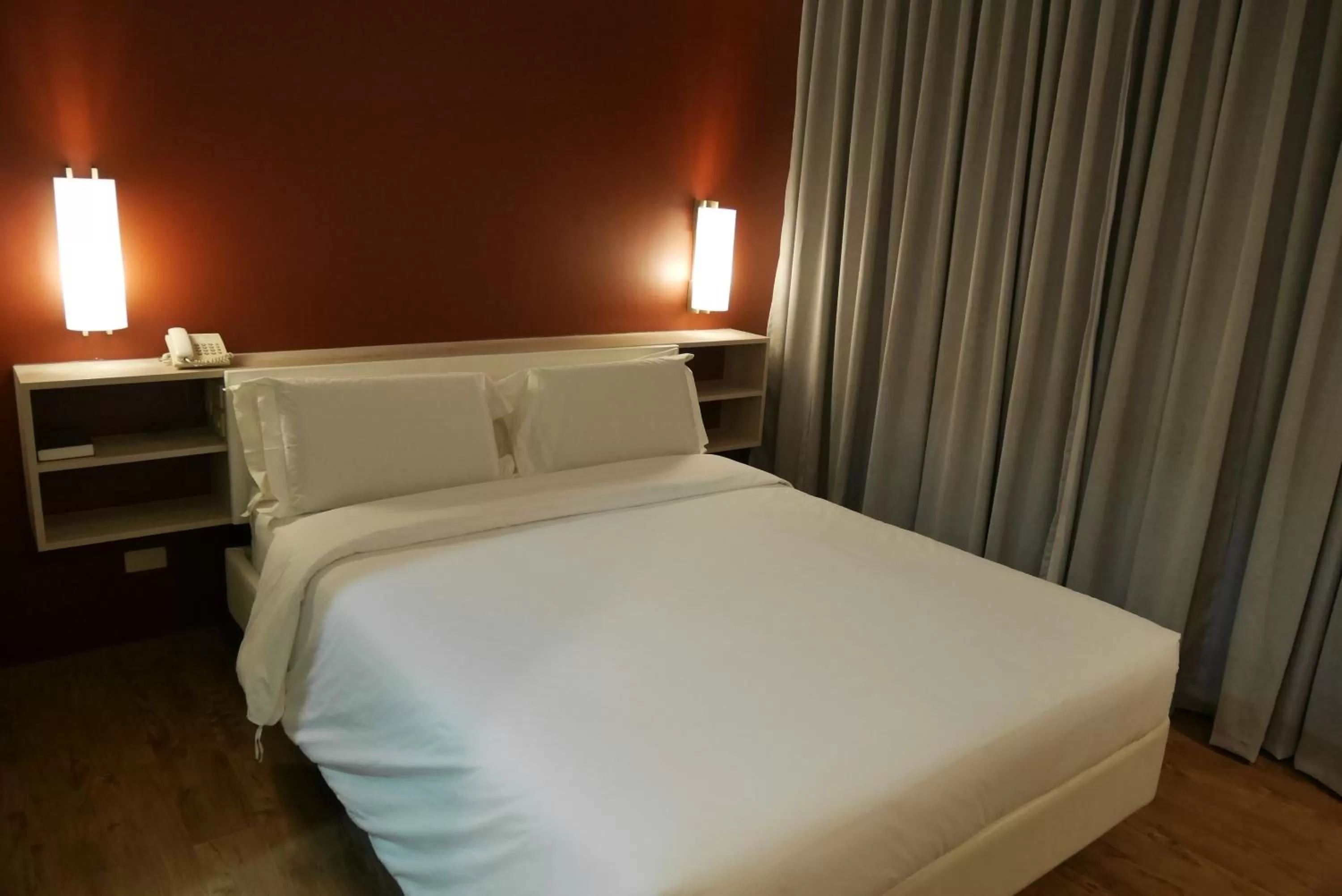 Bed in Circle Inn Hotel and Suites Bacolod