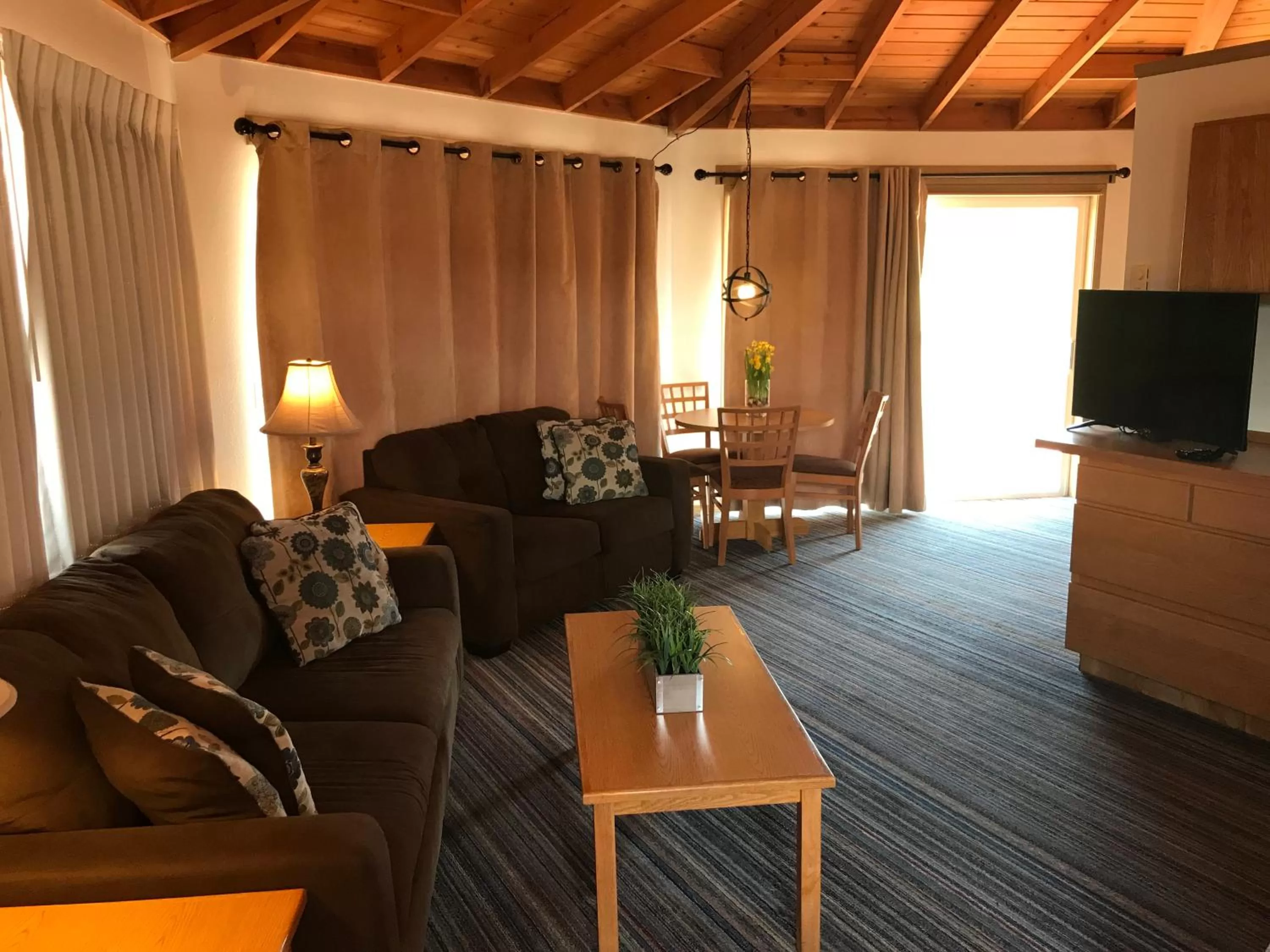 Seating area in Smith Rock Resort
