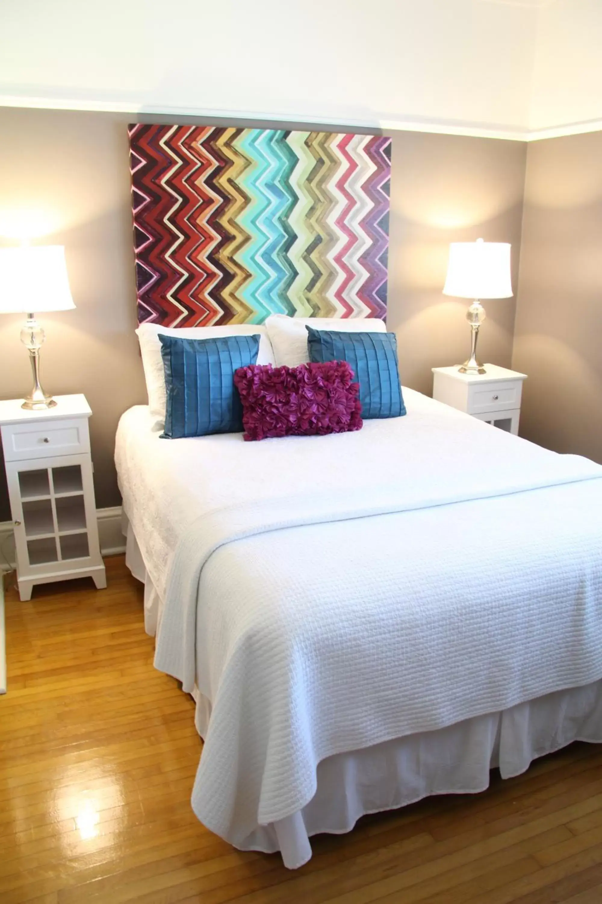 Queen Room in Leaside Manor Queen Room in Leaside Manor