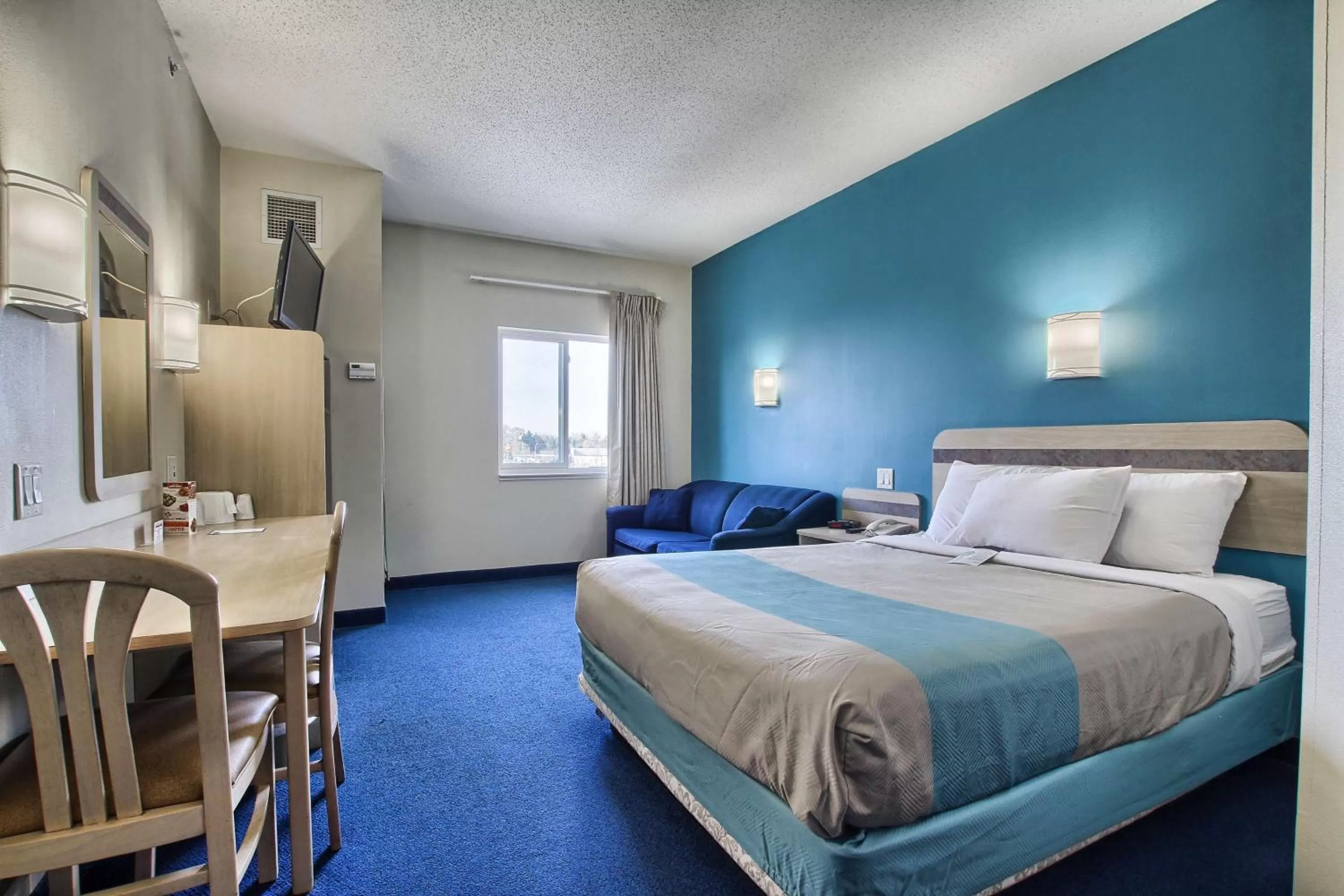 TV and multimedia, Bed in Motel 6-London, ON - Ontario