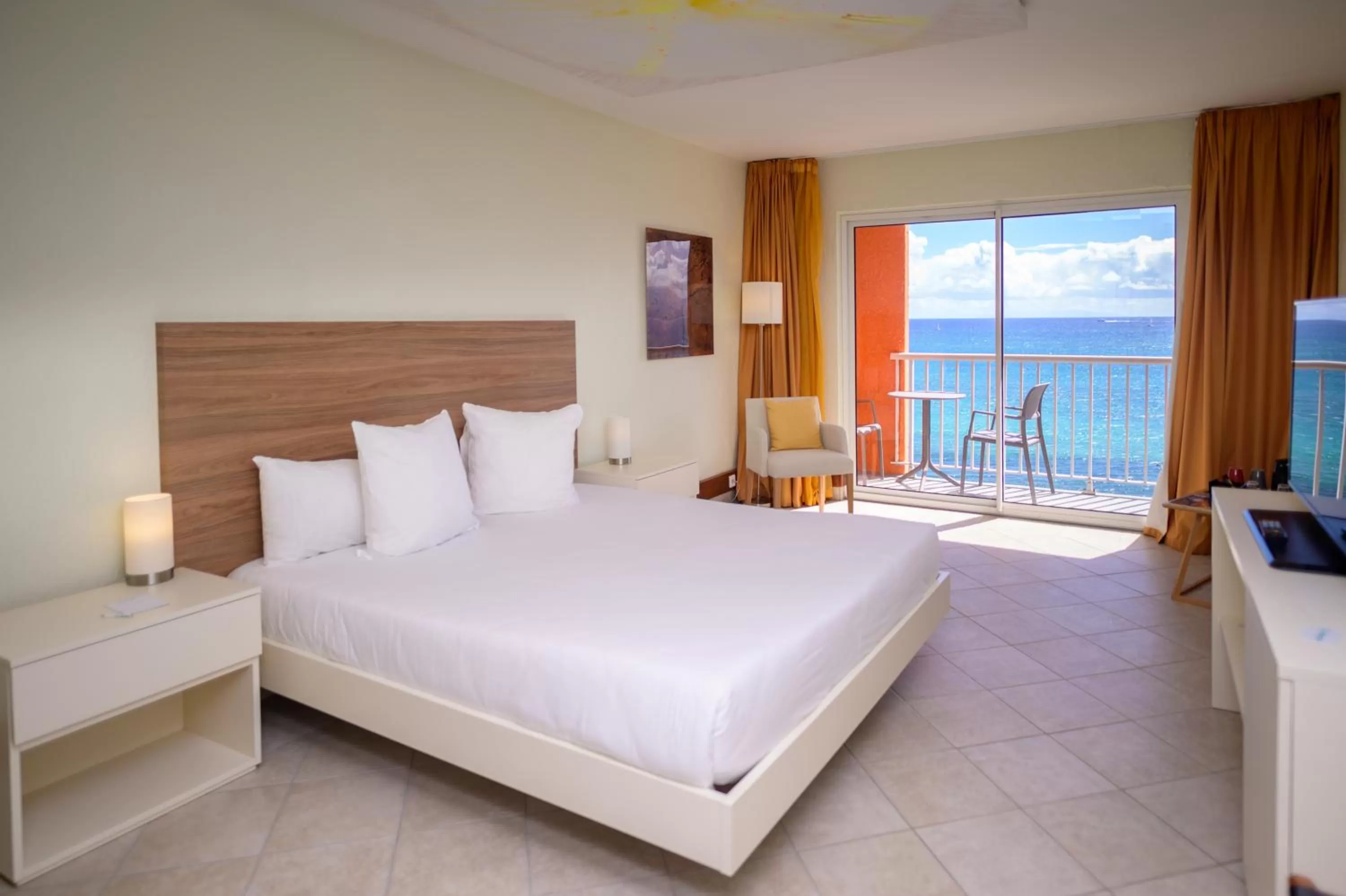 Bed in Hotel Arawak Beach Resort