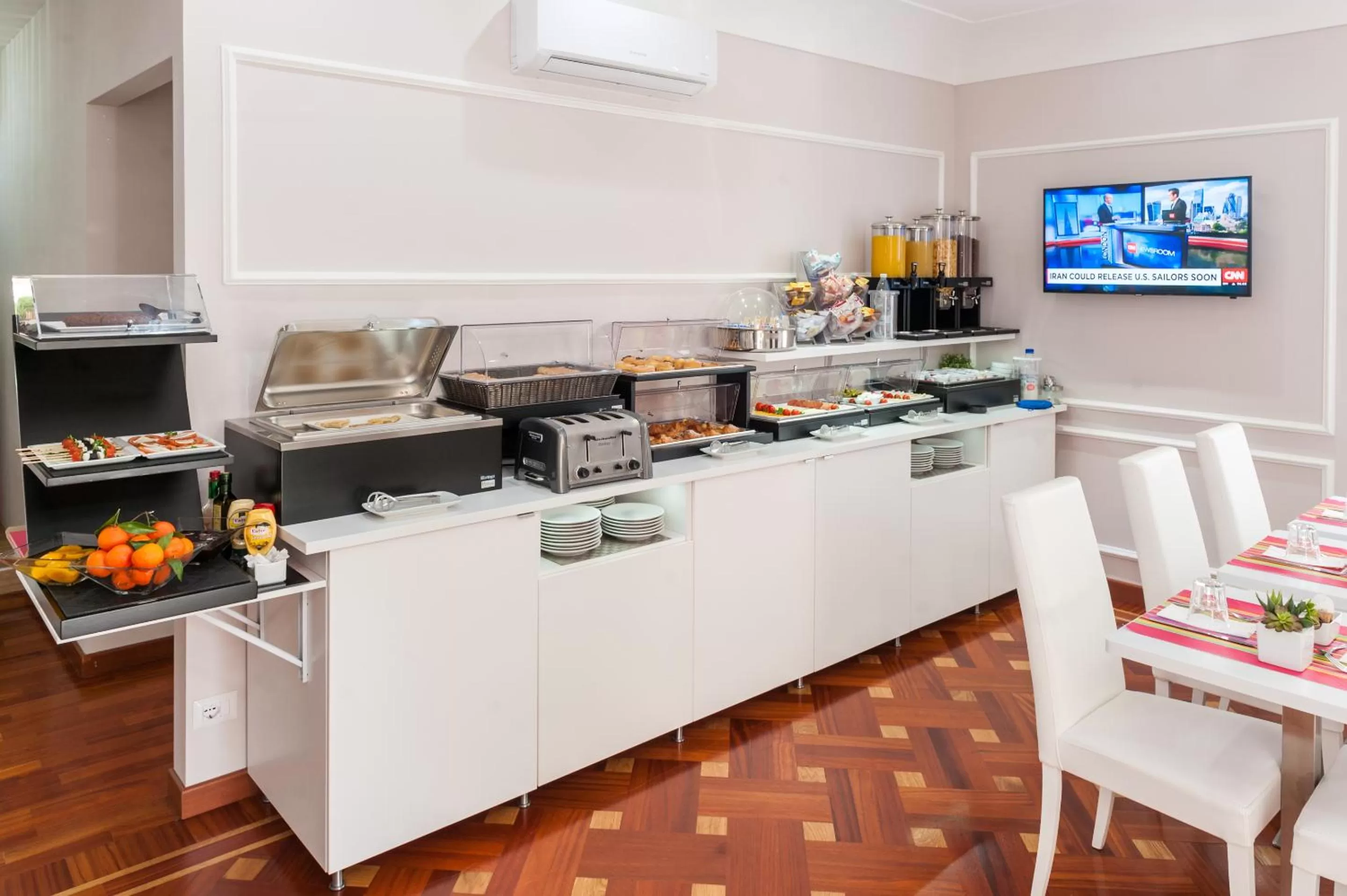 Restaurant/places to eat in Relais Trevi 95 Boutique Hotel