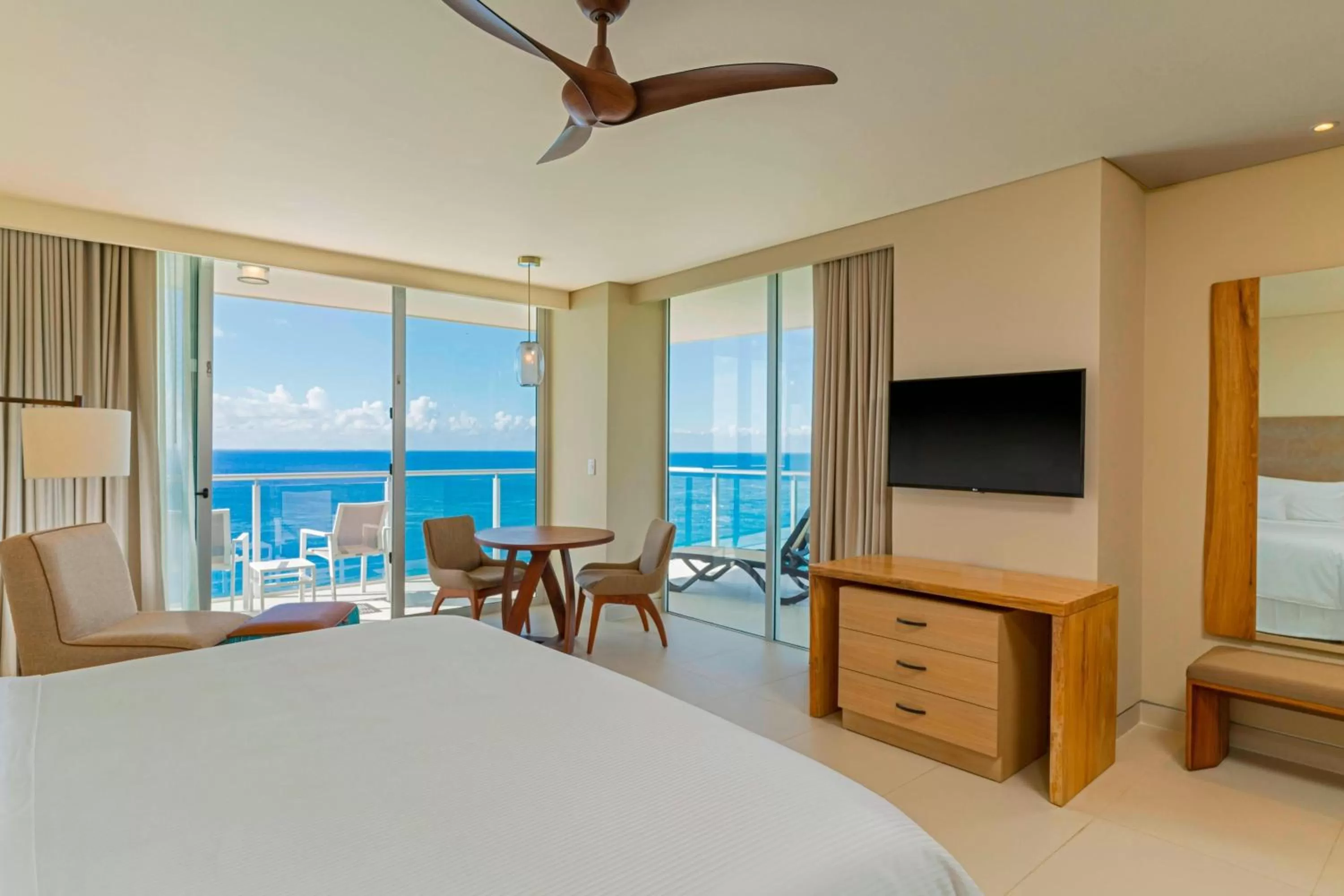 Photo of the whole room, Bed in The Westin Cozumel