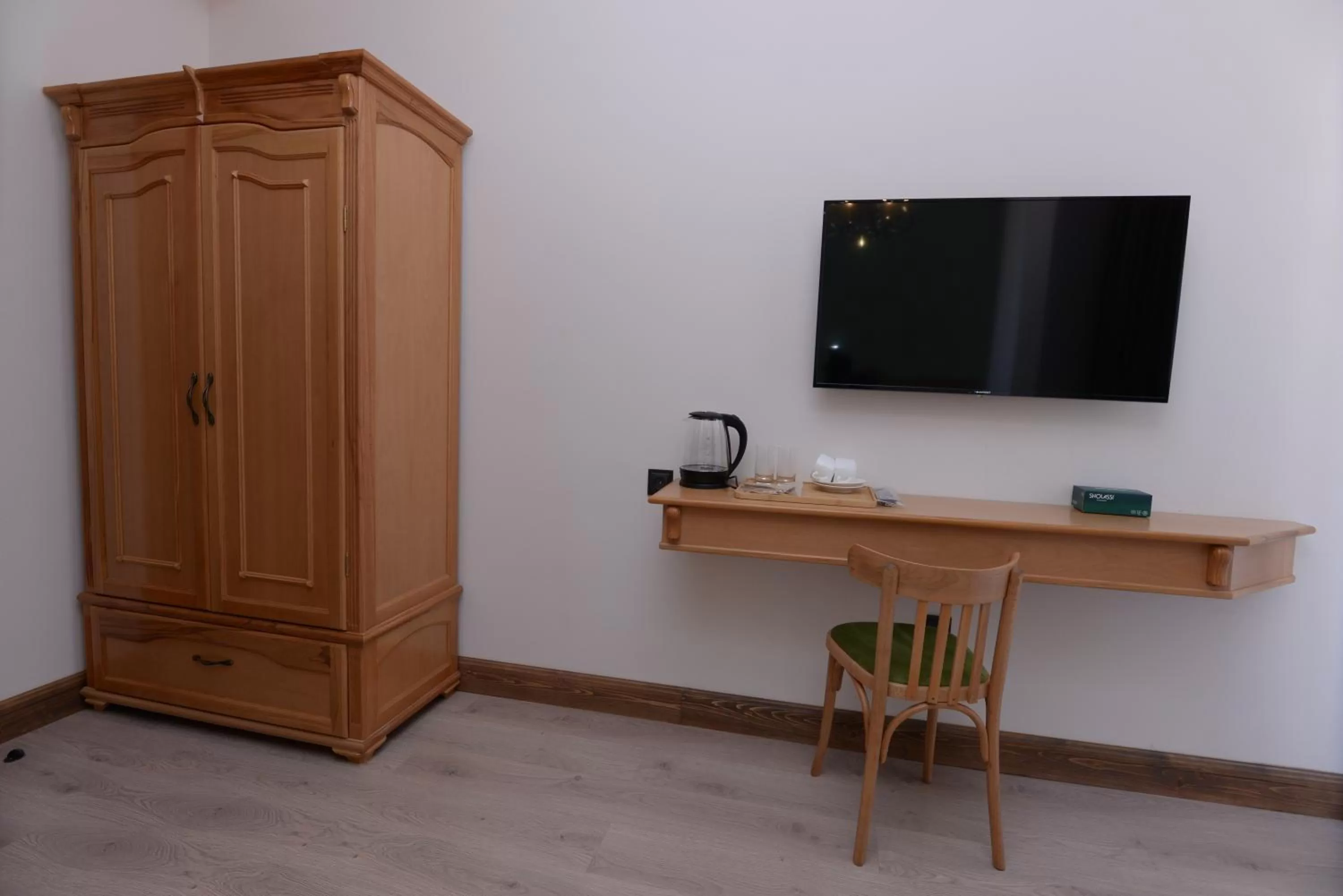 TV/Entertainment Center in Aratta