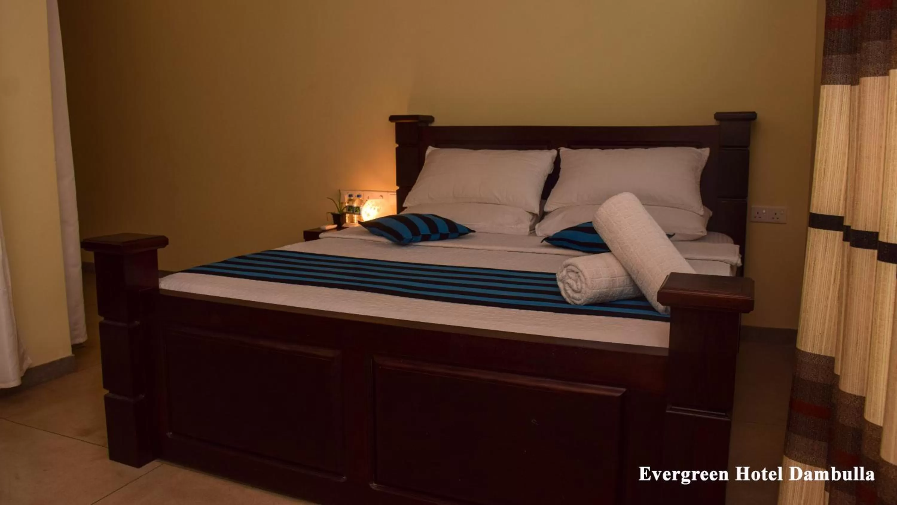 Bed in Evergreen Hotel Dambulla