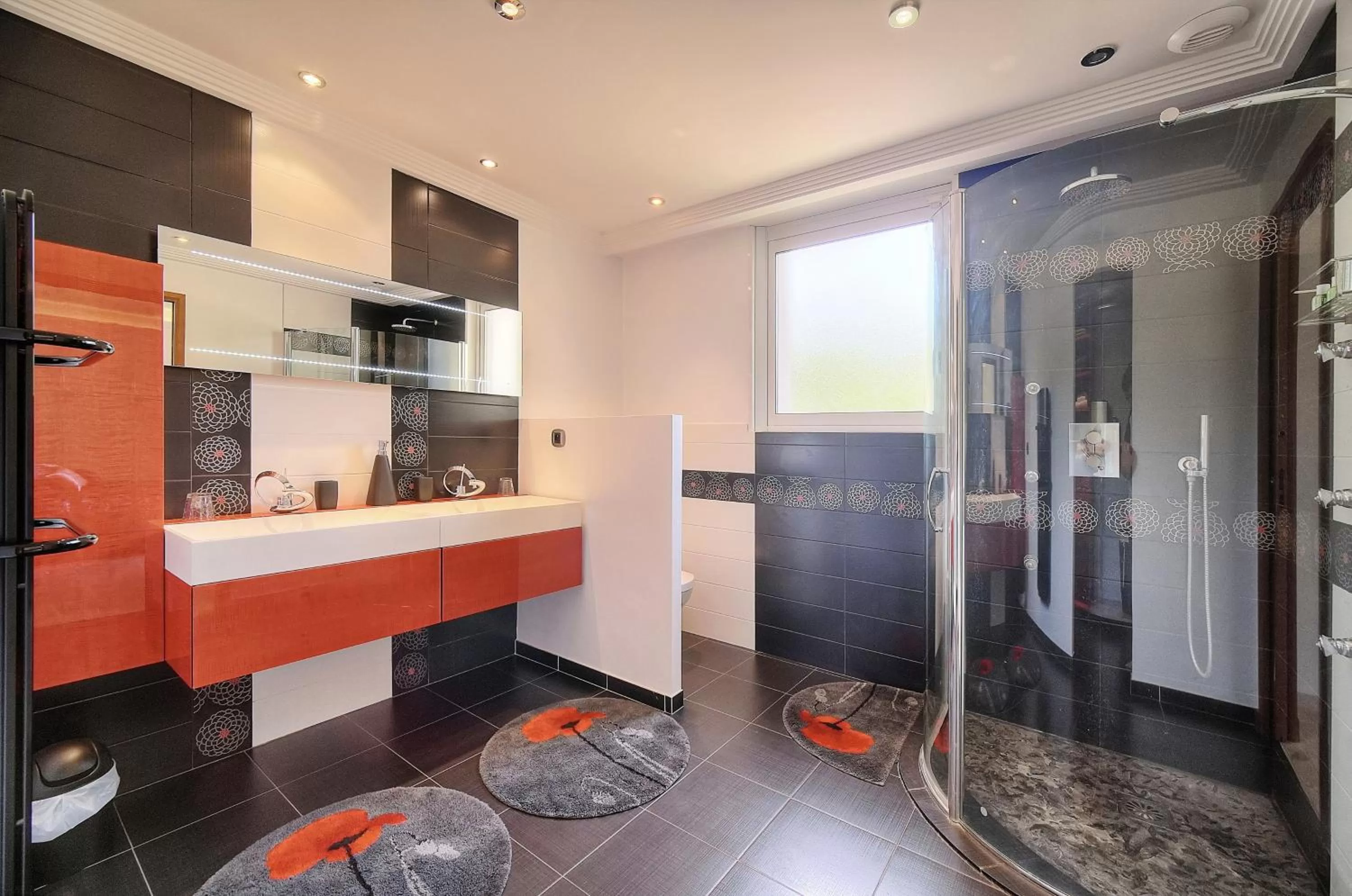 Shower in "AU HAVRE DE PAIX" 5 étoiles Prestige jacuzzi, hammam, sauna, PISCINE chauffée Mougins Cannes Grasse