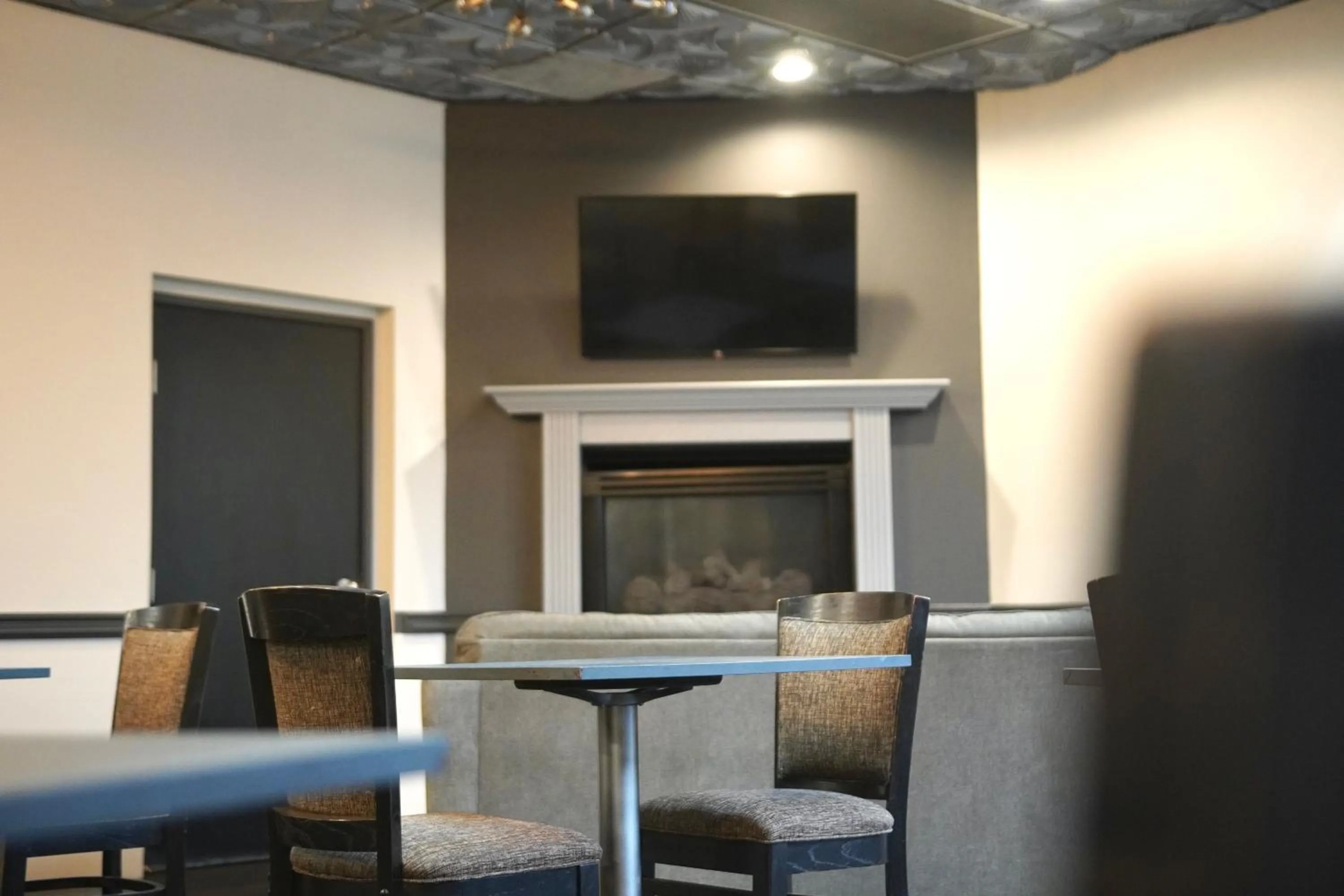 Communal lounge/ TV room in American Inn & Suites