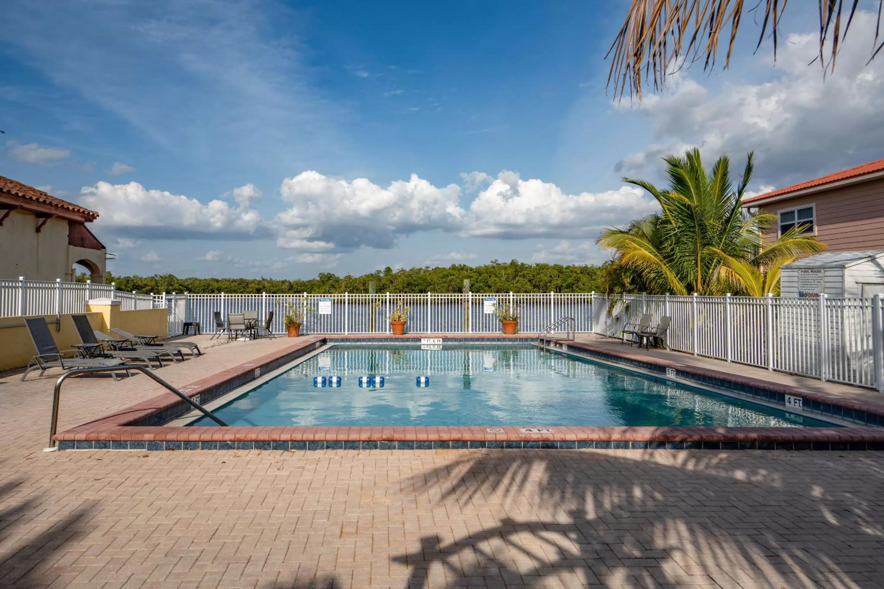 Pool view in Captain's Table Hotel by Everglades Adventures