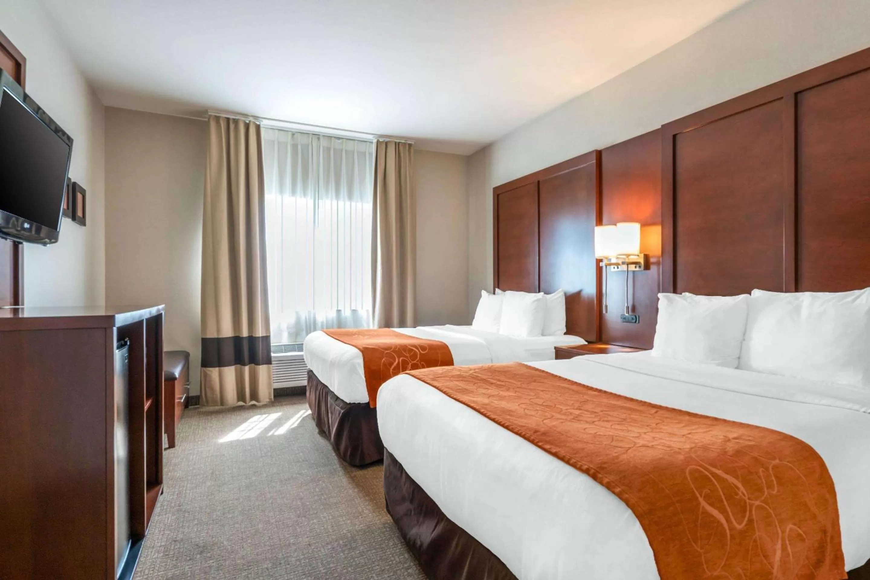 Photo of the whole room, Bed in Comfort Suites Yakima