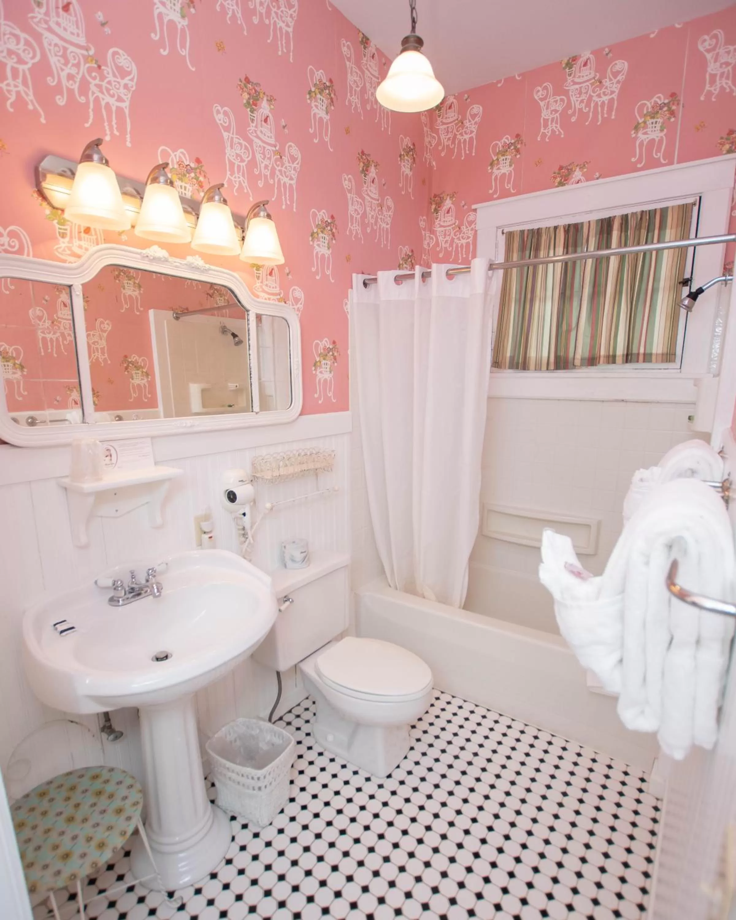 Shower in Terrace Inn and 1911 Restaurant