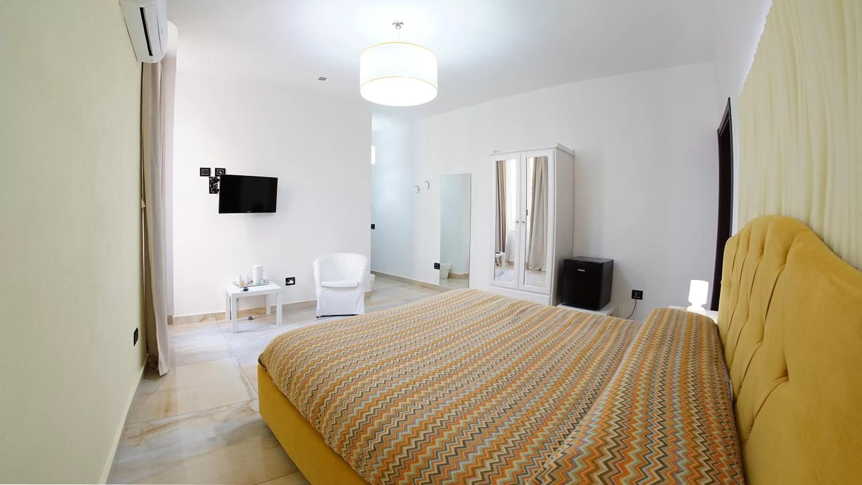 Photo of the whole room, Bed in Beverello Suite