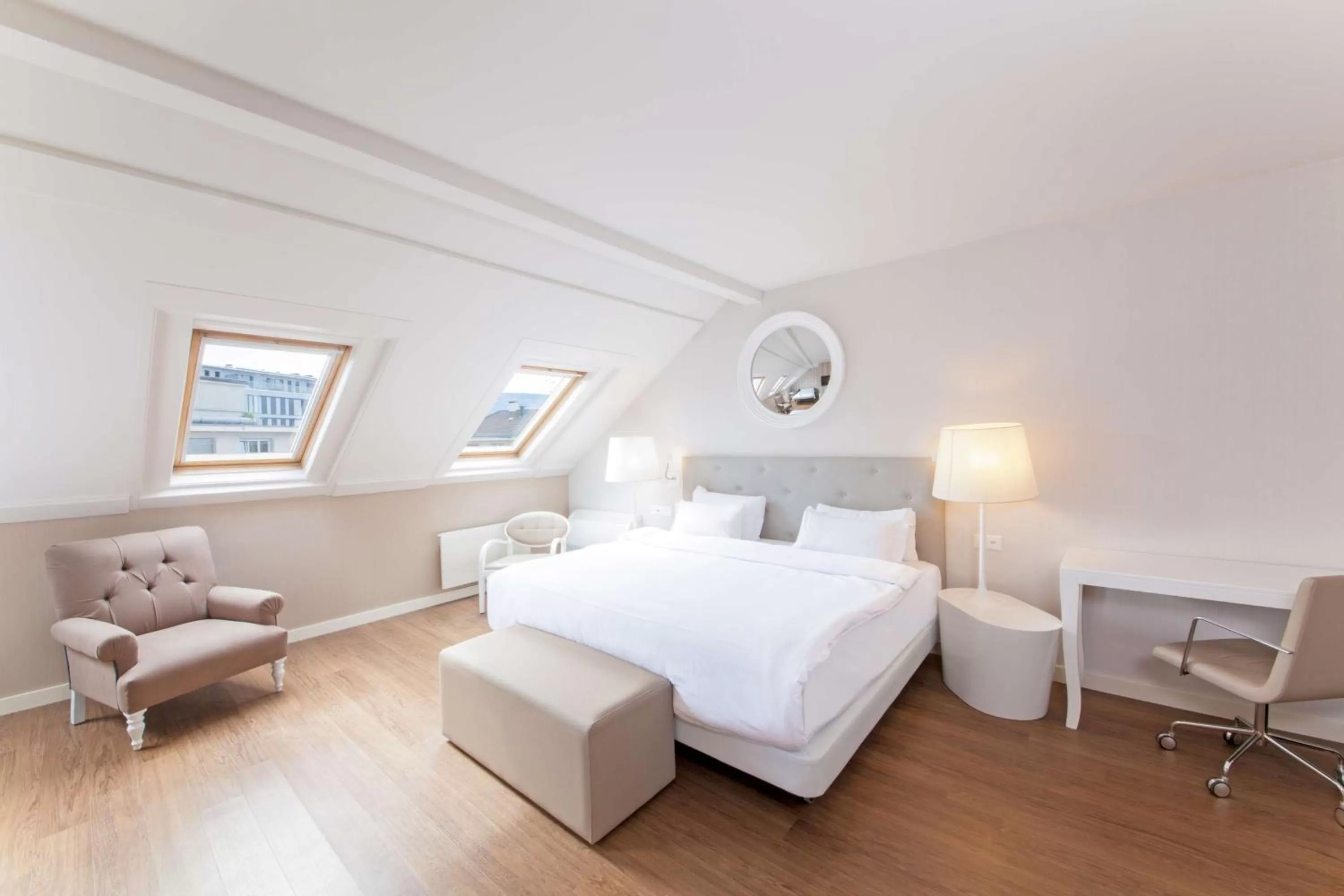 Photo of the whole room, Bed in Geneva by Fassbind