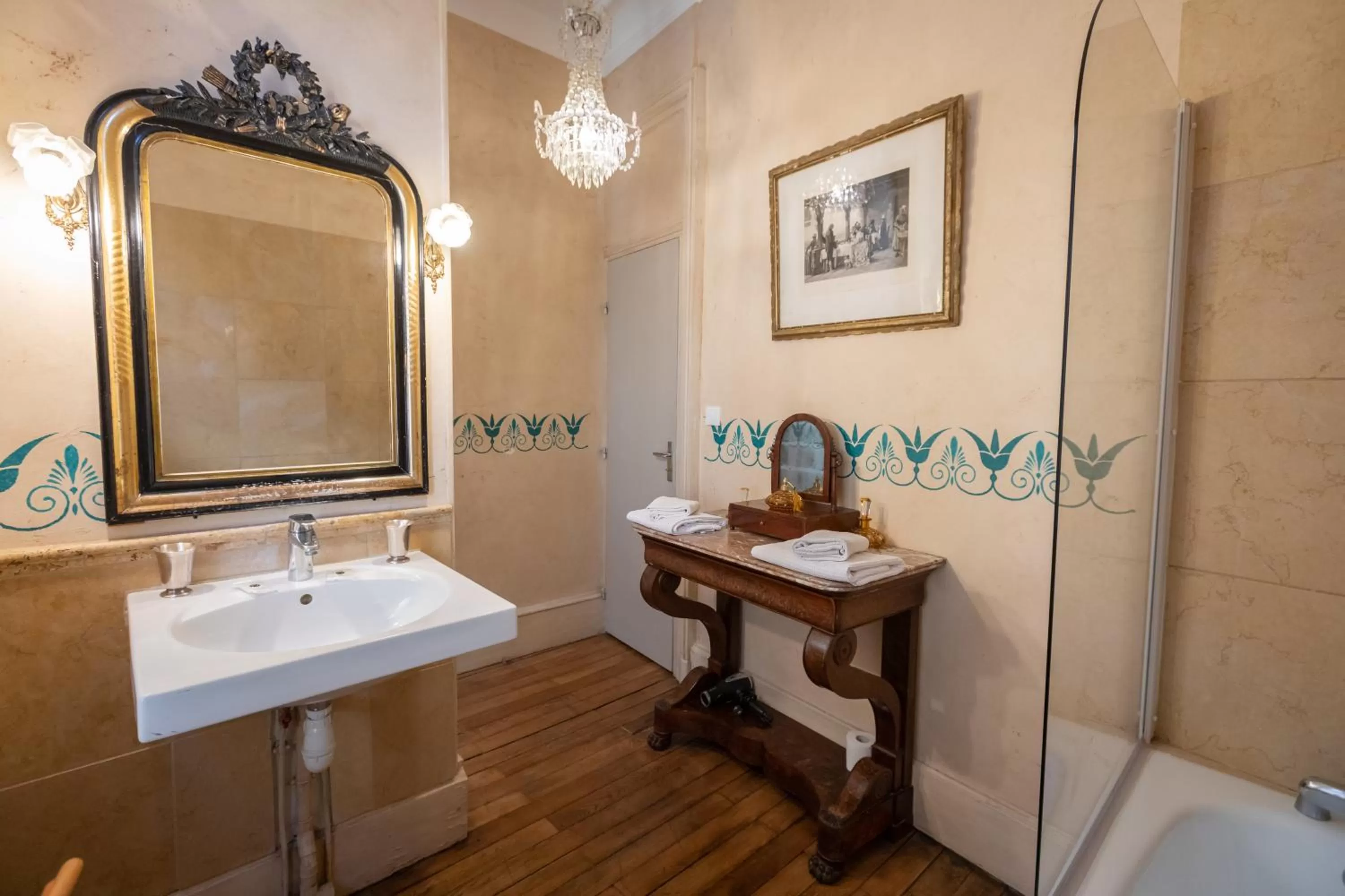 Bathroom in L'Hotel de Panette, Un exceptionnel château en ville - Chambres historiques, parking - Petit Déjeuner offert