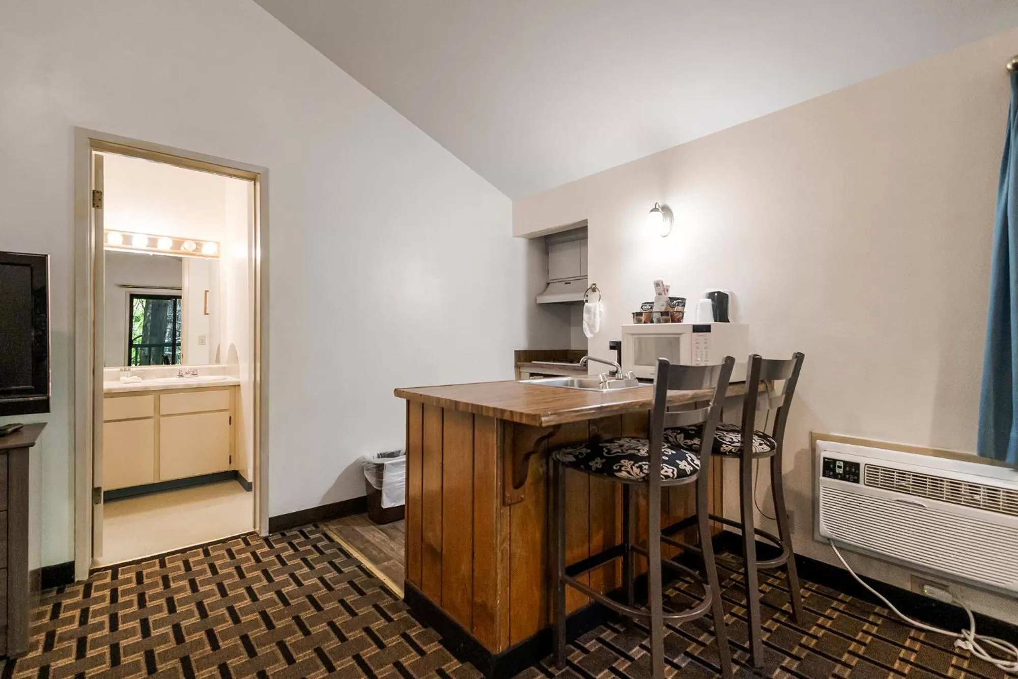 Kitchen or kitchenette in Northern Queen Inn