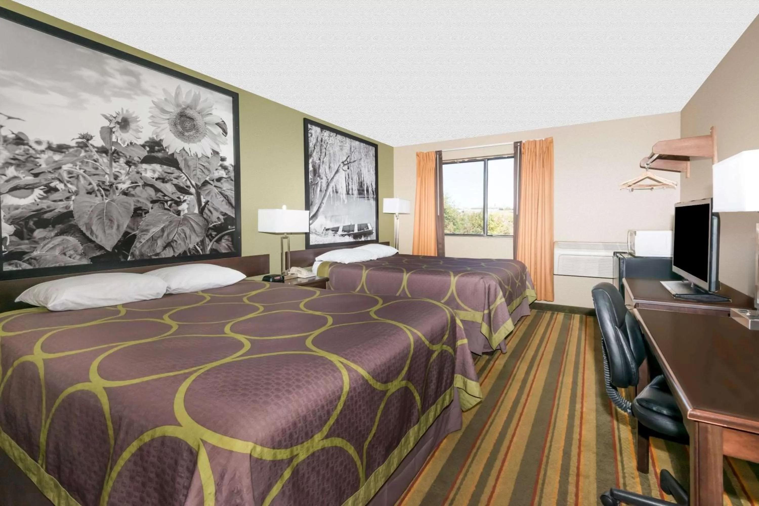 Bedroom, Bed in Super 8 by Wyndham Topeka/Wanamaker RD/I-70