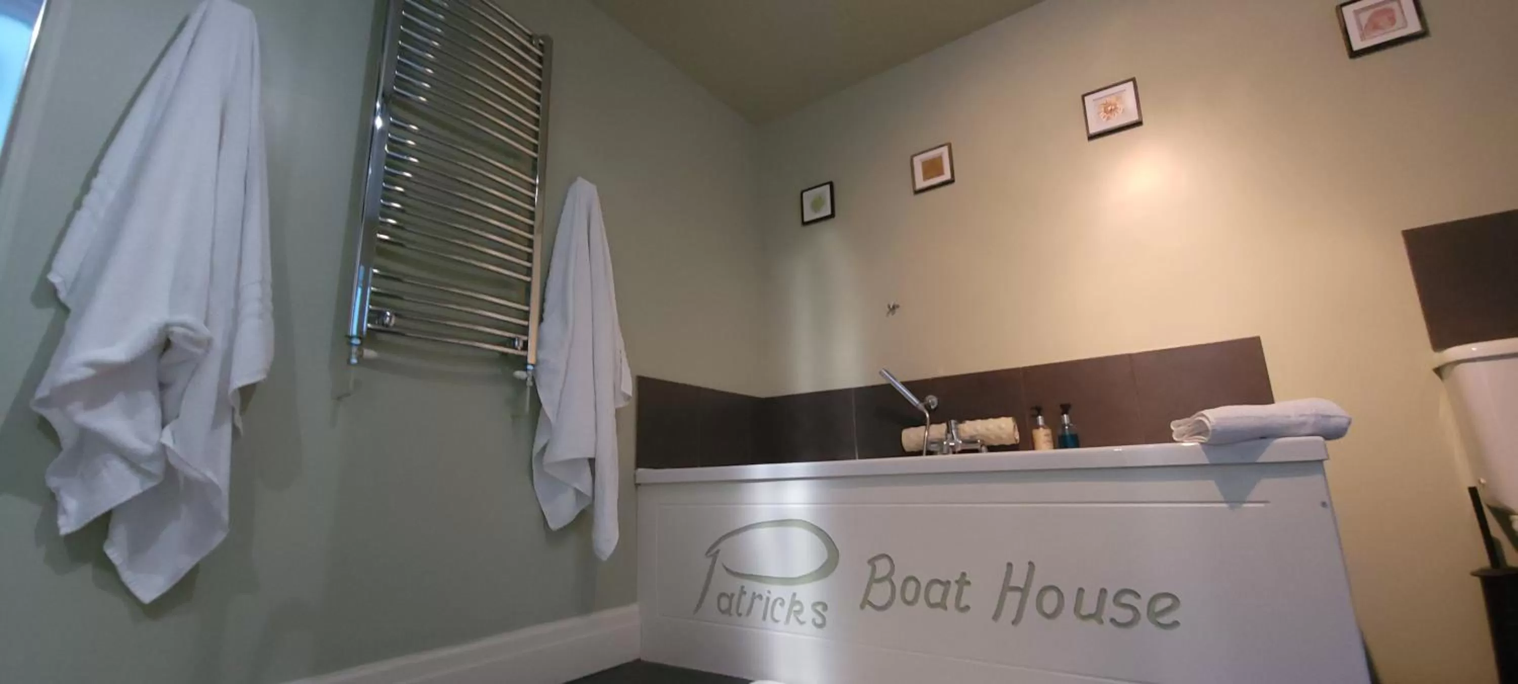 Bathroom, Bed in Patricks Boathouse