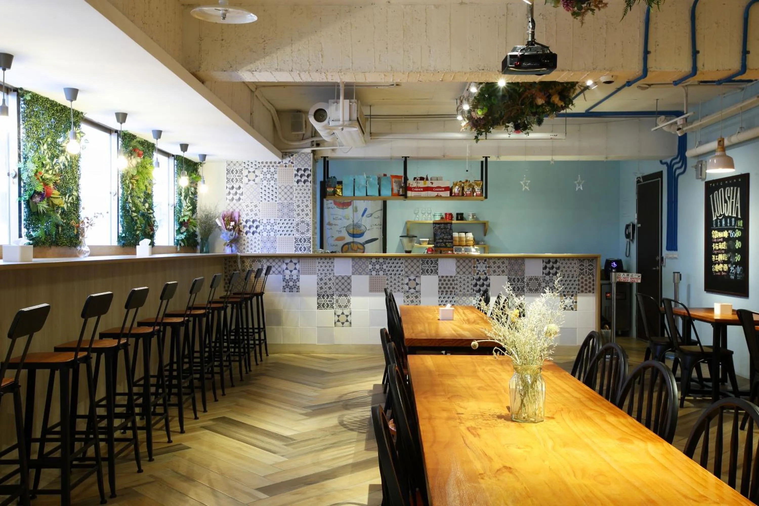 Lounge or bar in Loosha Hostel