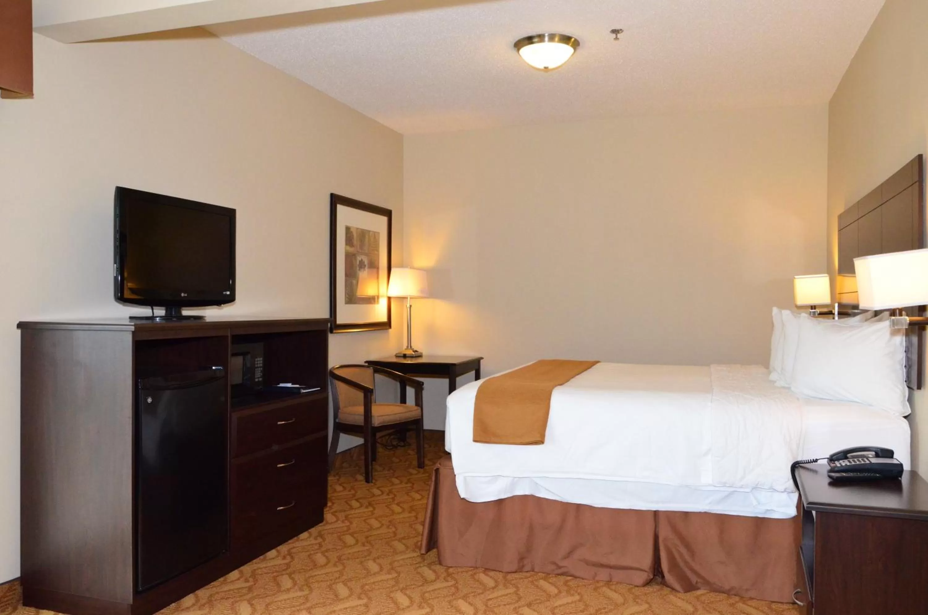Bed in Cobblestone Inn & Suites - Lake View