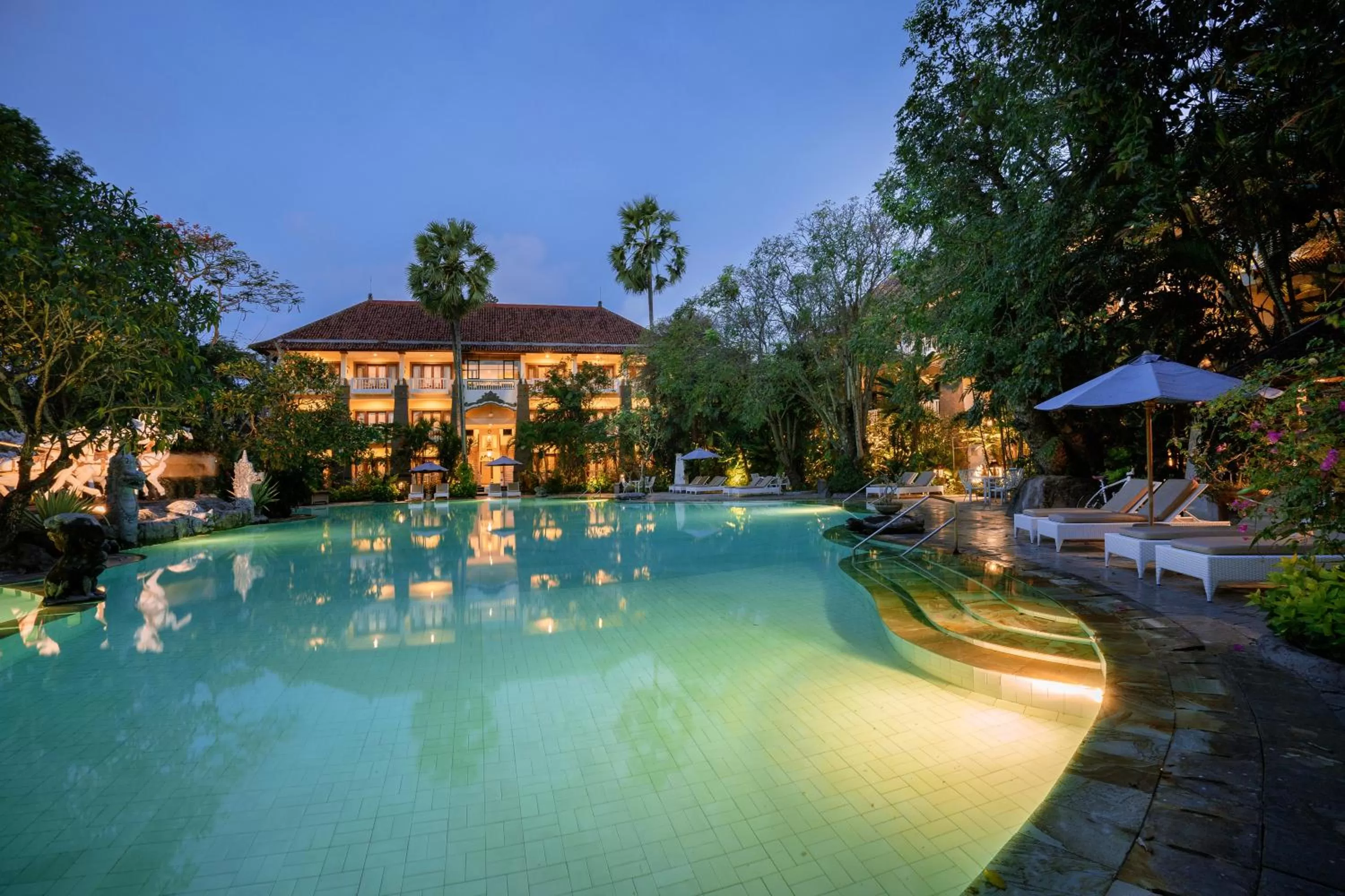 Swimming pool in Hotel Kumala Pantai