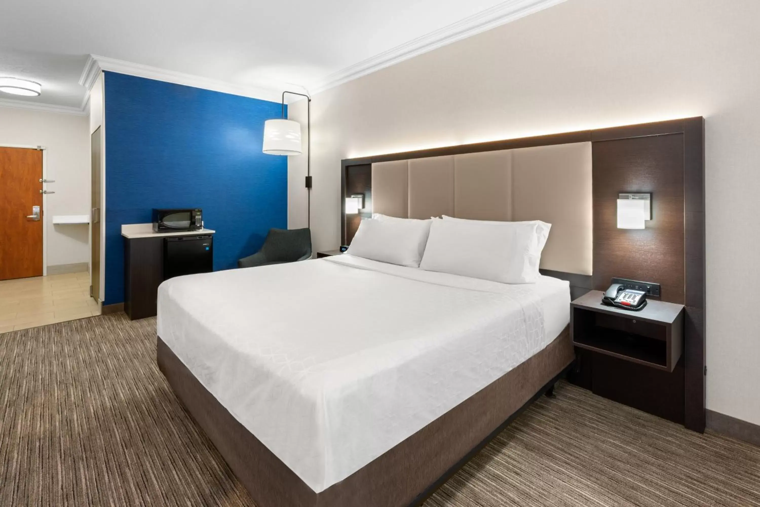 Standard King Room with Mobility Accessible Roll-In Shower in Holiday Inn Express & Suites Klamath Falls Central by IHG Standard King Room with Mobility Accessible Roll-In Shower in Holiday Inn Express & Suites Klamath Falls Central by IHG