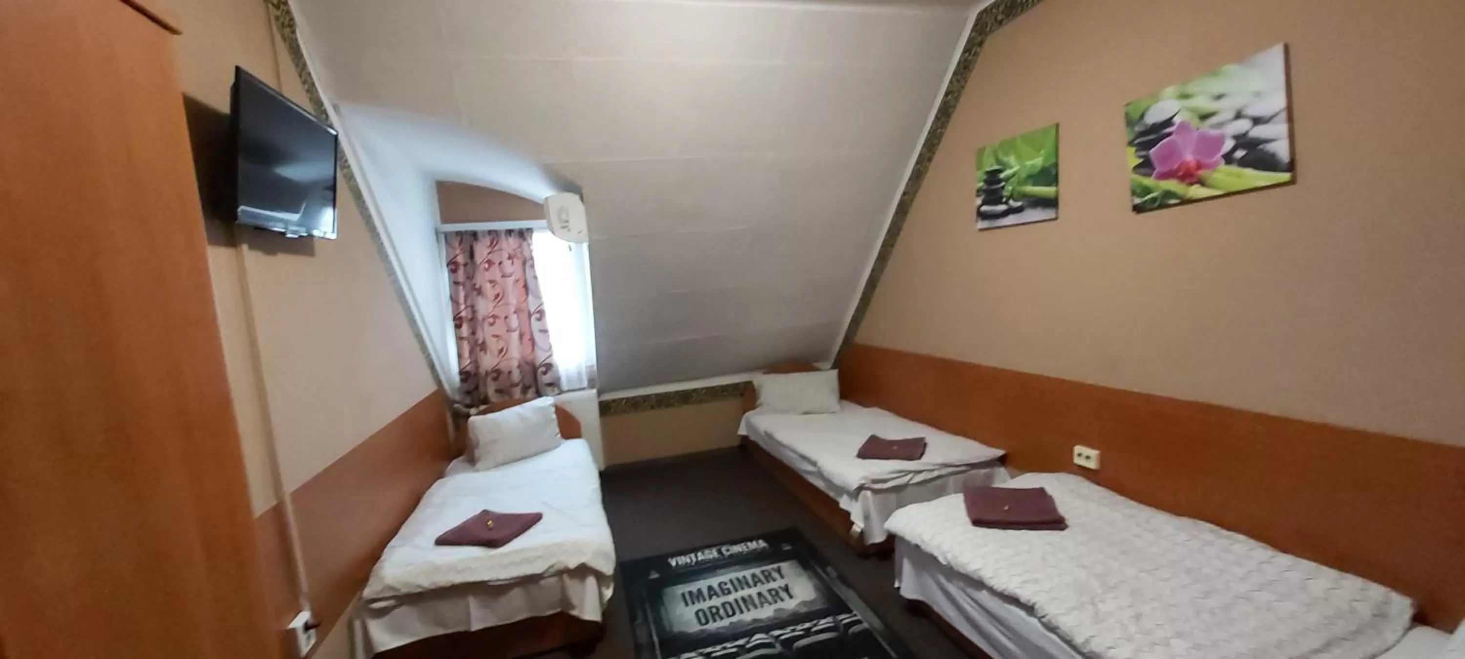 TV/Entertainment Center in Romantik Étterem - Panzió