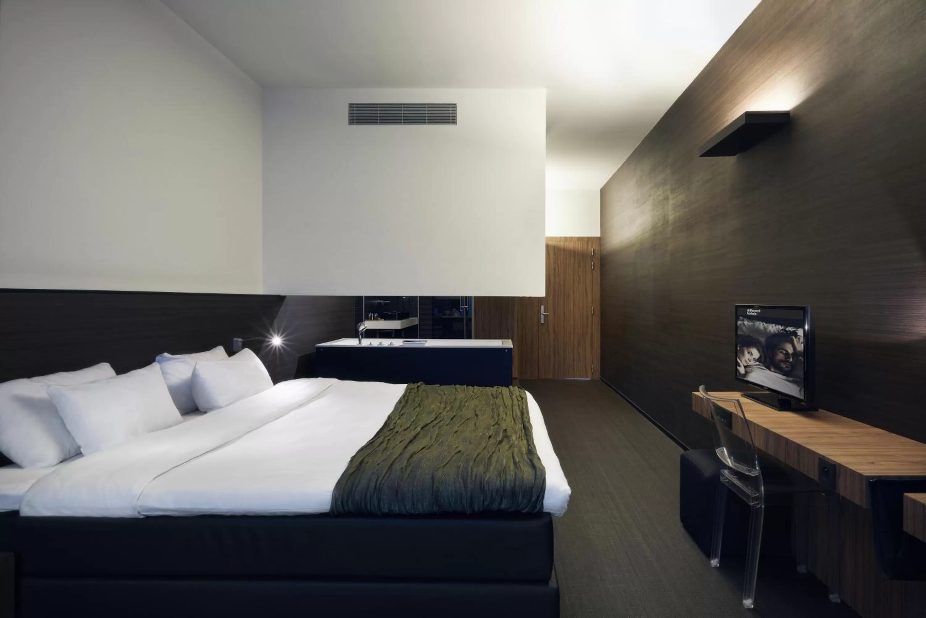 Bedroom, Bed in Carbon Hotel