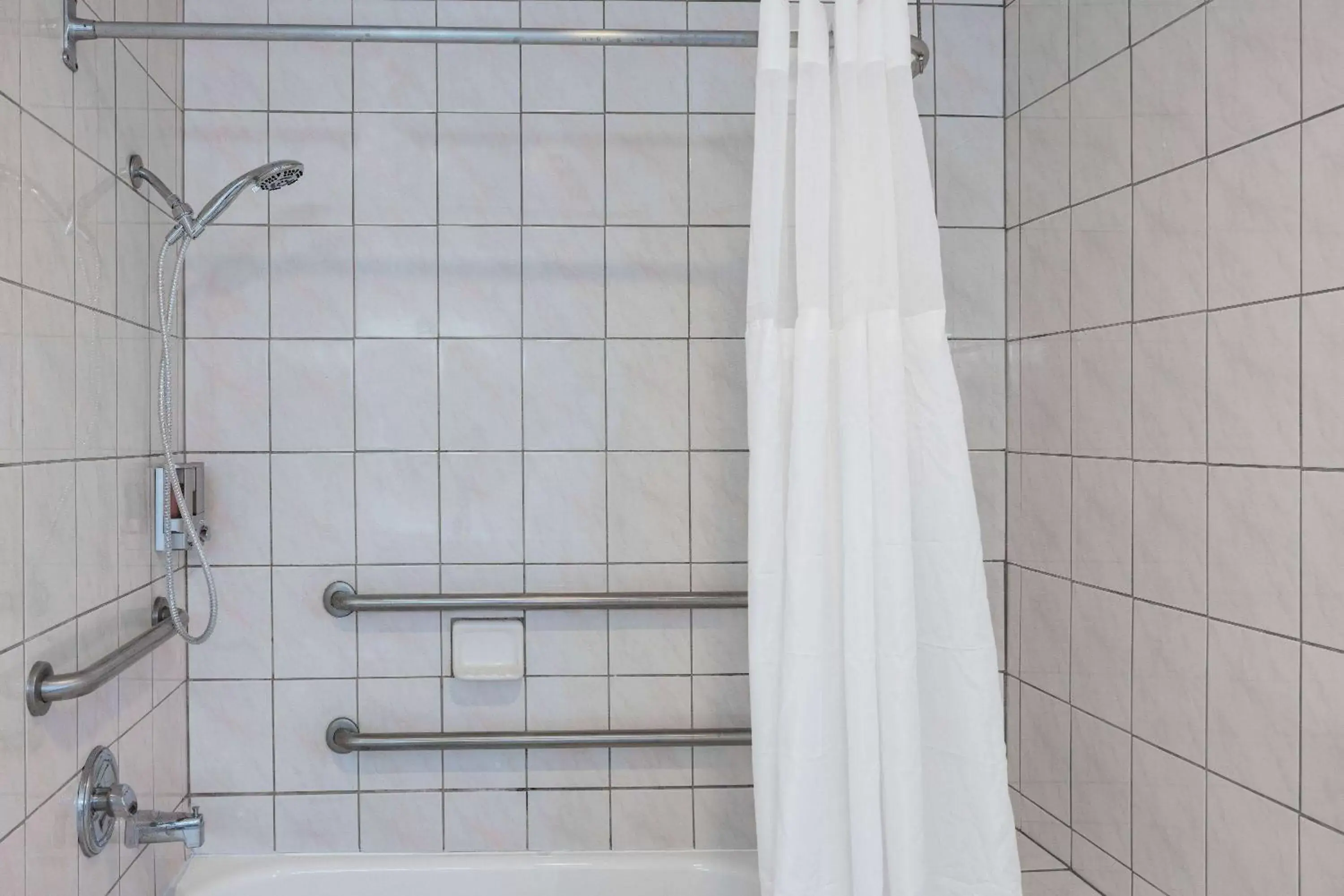 King Room with Mobility Access and Bathtub with Grab Bars, Non-Smoking in Oceanside Inn & Suites, a Days Inn by Wyndham King Room with Mobility Access and Bathtub with Grab Bars, Non-Smoking in Oceanside Inn & Suites, a Days Inn by Wyndham