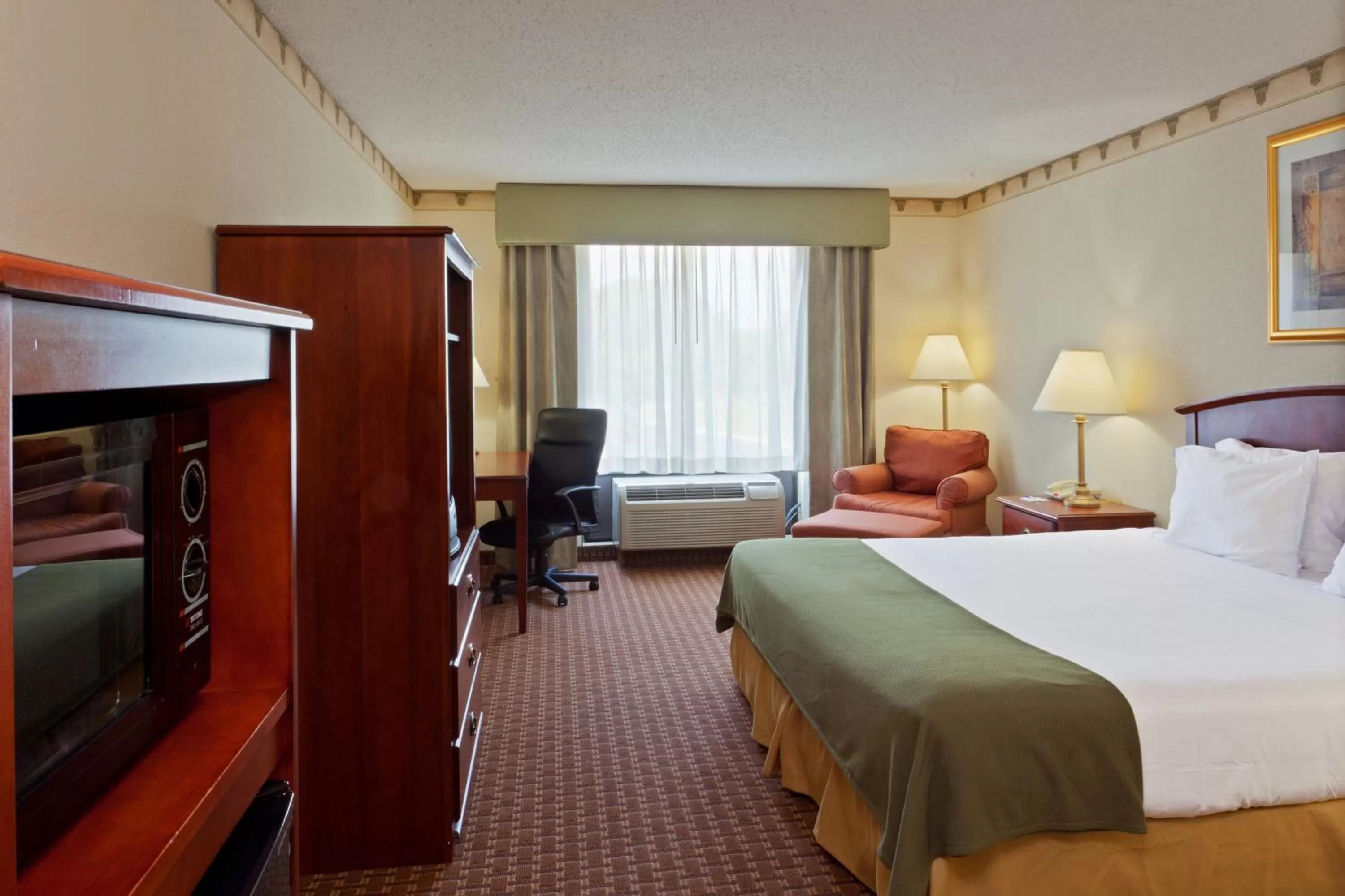 Photo of the whole room, Bed in Holiday Inn Express Hotel & Suites-North East by IHG