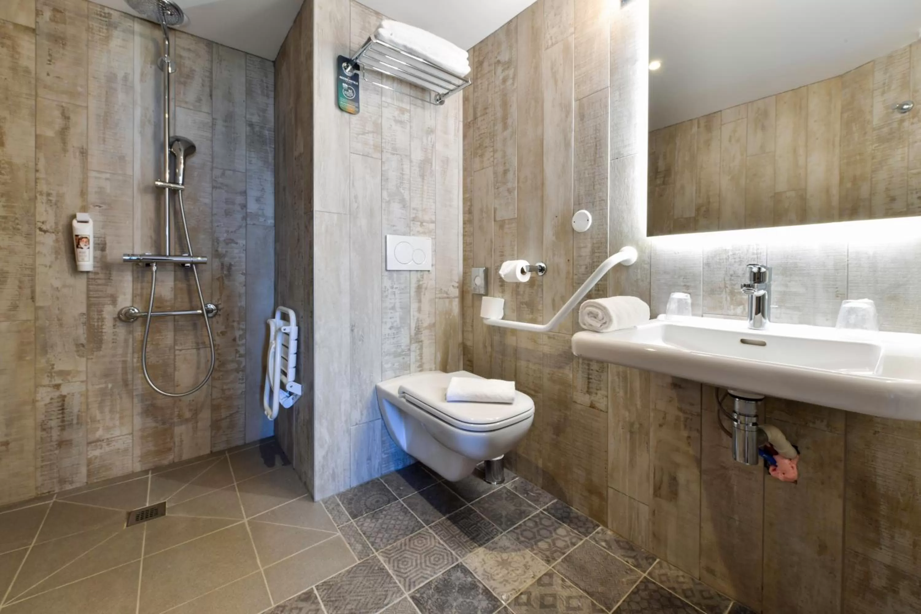 Shower in ibis styles La Rochelle Thalasso Chatelaillon