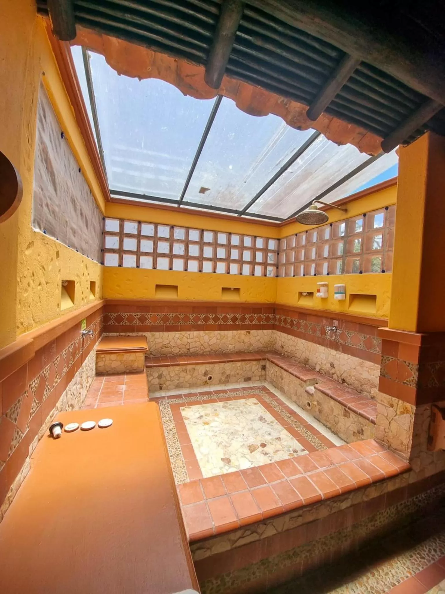 Swimming Pool in Hotel Portón del Sol