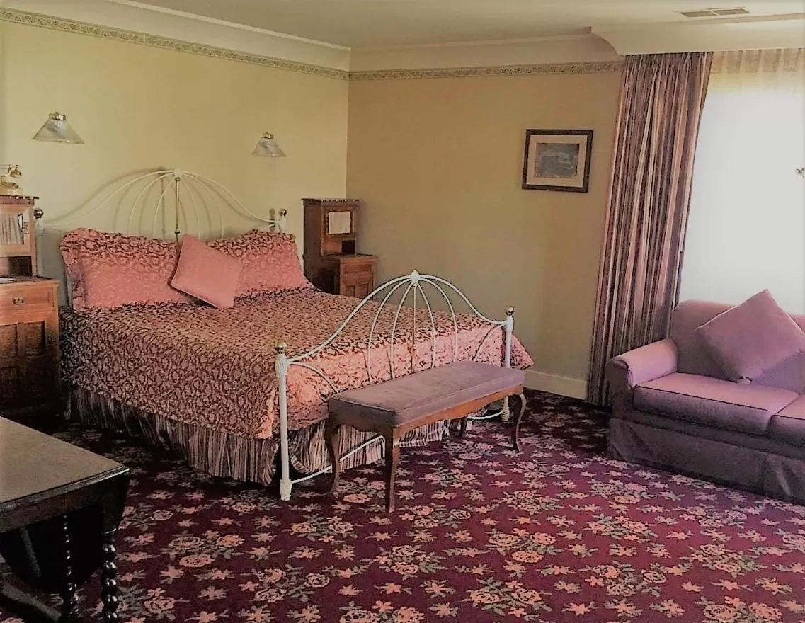 Bed in Mendocino Hotel & Garden