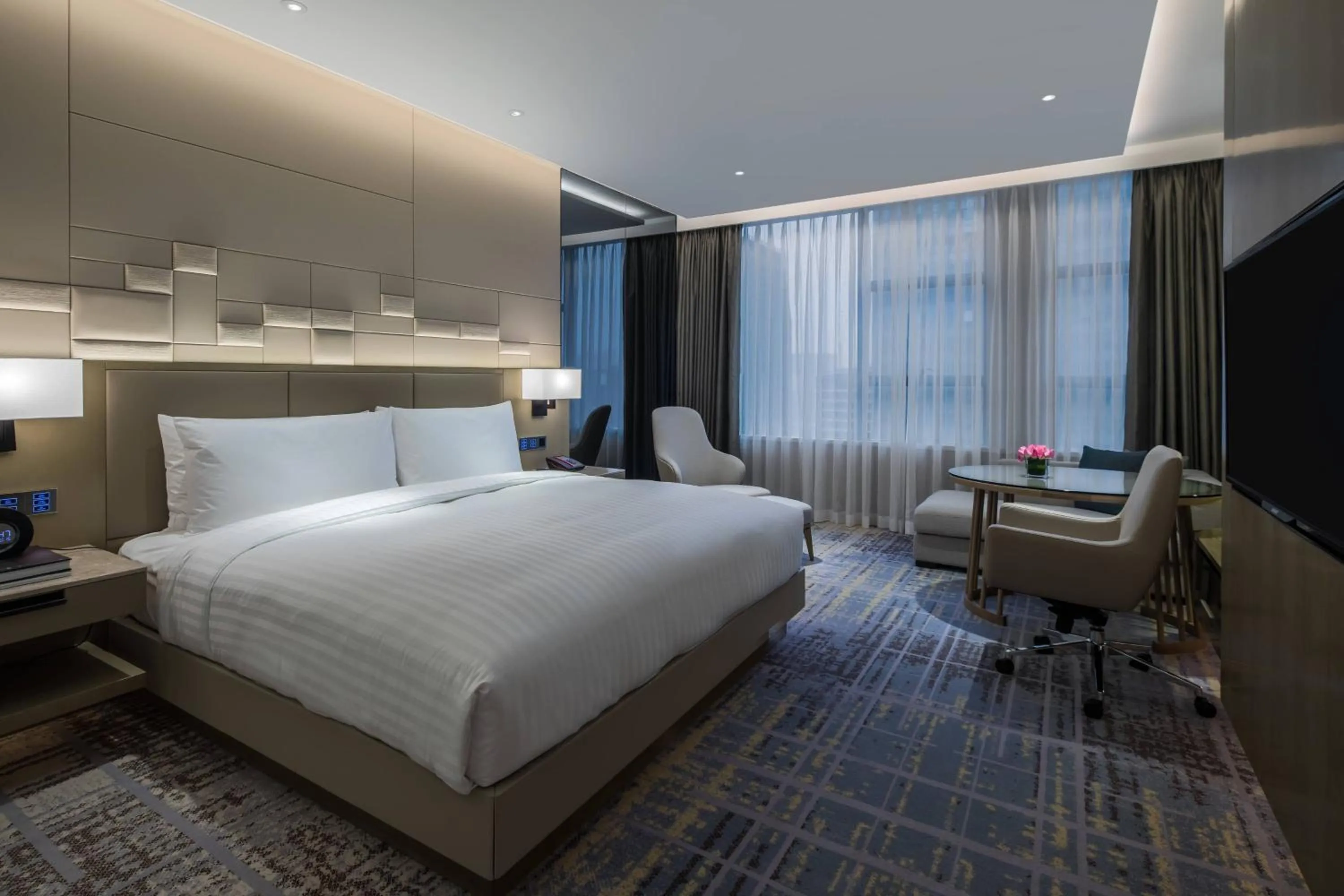 Photo of the whole room, Bed in Chengdu Marriott Hotel Financial Centre